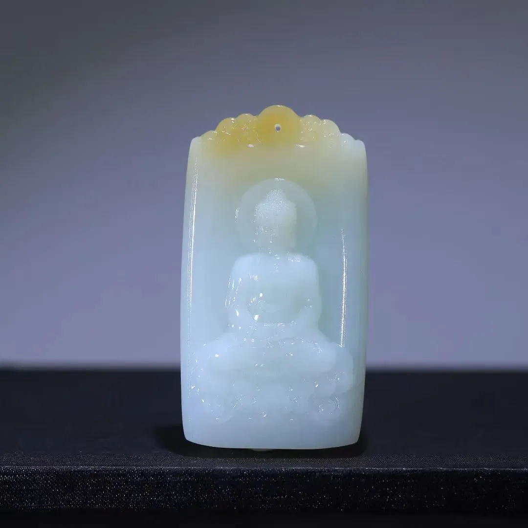 精品美物
【大日如来】和田老坑糖白凝润若脂，温润而泽，结构细糯。精心雕琢，意境幽生。滴水成佛，清灵佛