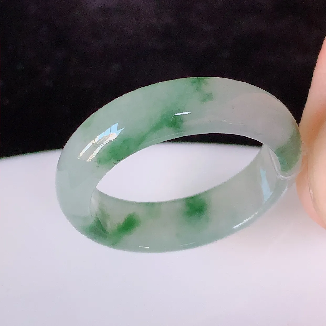 自然光实拍，18.2mm内径冰飘花翡翠指环，玉戒指，玉质莹润，好精美好冰润的指环，16圈口，上手纤巧！#49.11尺寸18.2-5.5*3