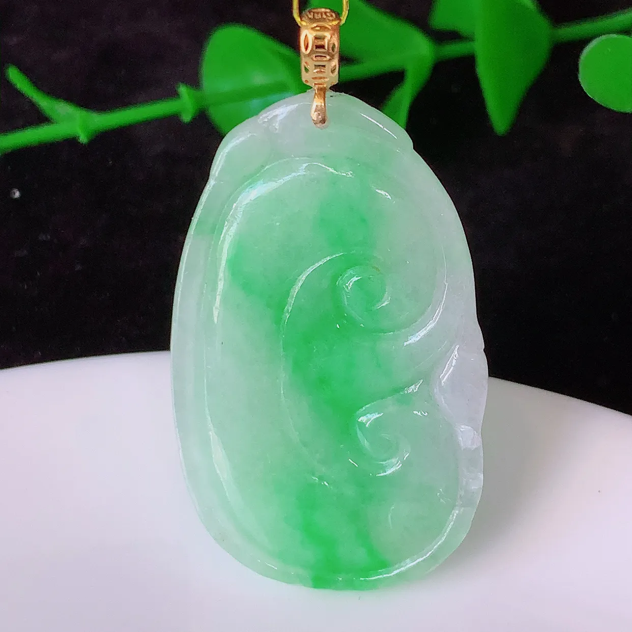 18k金镶嵌水润飘绿翡翠万事如意吊坠，沁人心脾，精致典雅的设计，为佩戴者，增添色彩，送礼自留都是佳品选择！#35.11