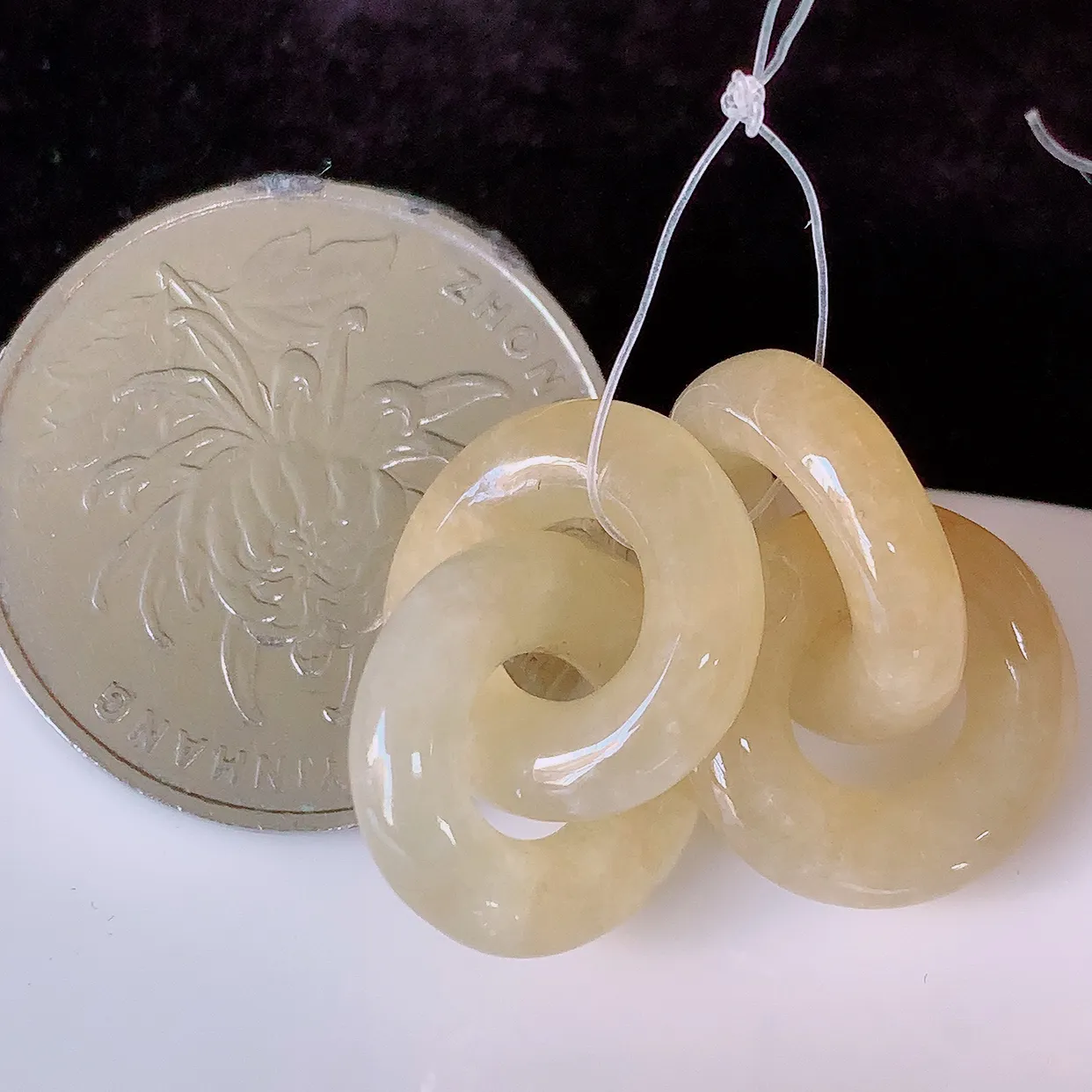 自然光实拍，冰黄翡一对平安扣翡翠，翠色灵动，玉质细腻，颜色漂亮，品相佳，佩戴佳品！配银线 #49.11取一尺寸14.5*3.8