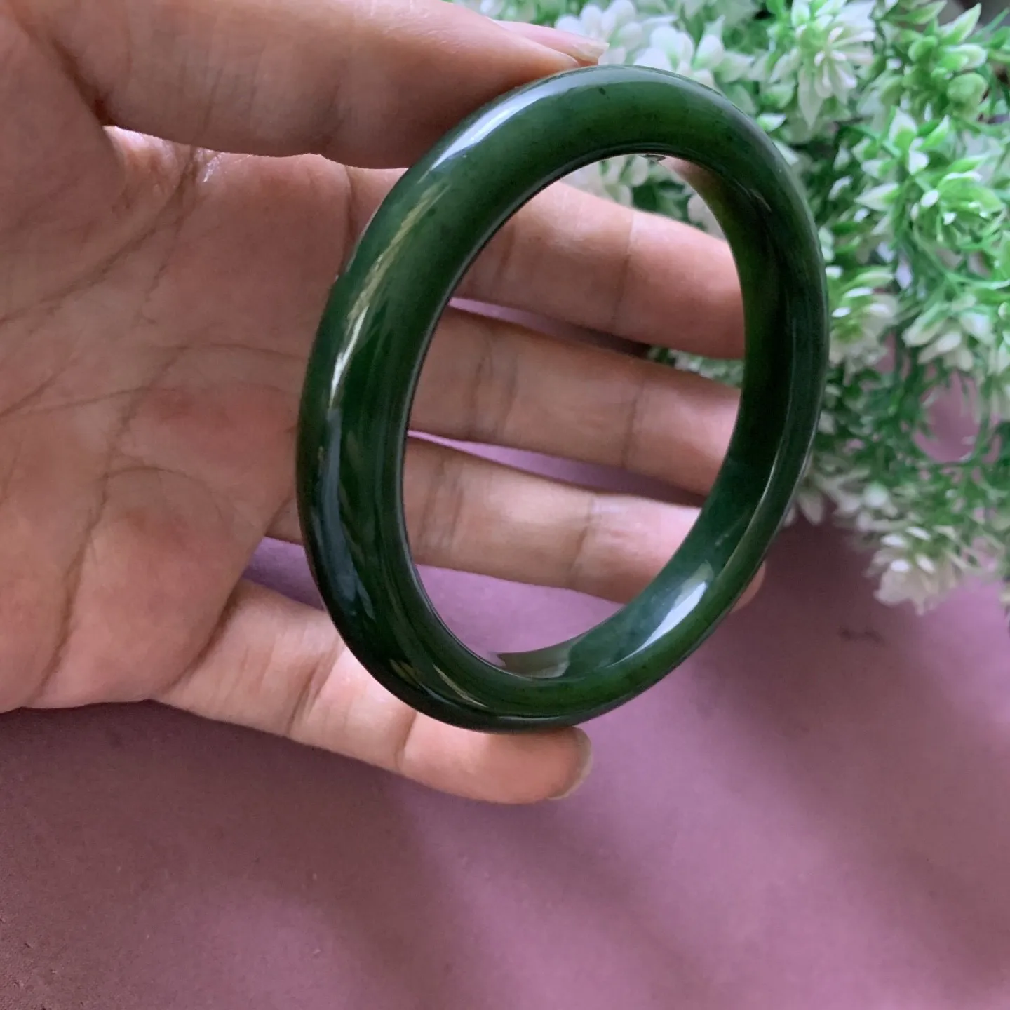 和田玉碧玉61圈口菠菜绿手镯，玉质特细腻油润高脂粉，高品质，萦绕腕间时，古韵不失时尚，素雅不失品味，细腻光滑的触感，使人沉醉，气质高雅