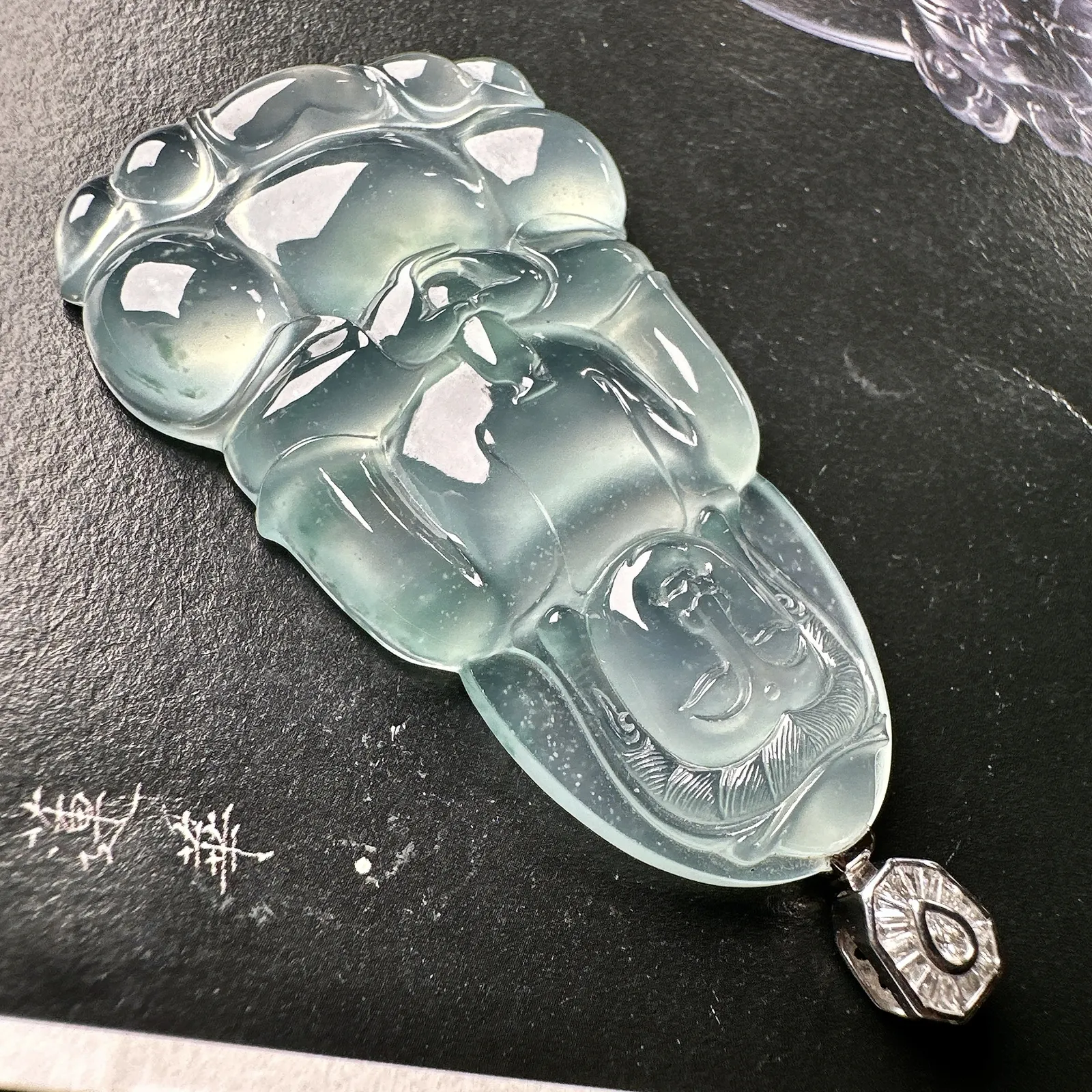 【玻璃种飘花观音吊坠】质地细腻，冰润透亮，光泽出众，冰感十足，收藏品质，18k金钻镶嵌，裸石尺寸56.2*35.9*6毫米
