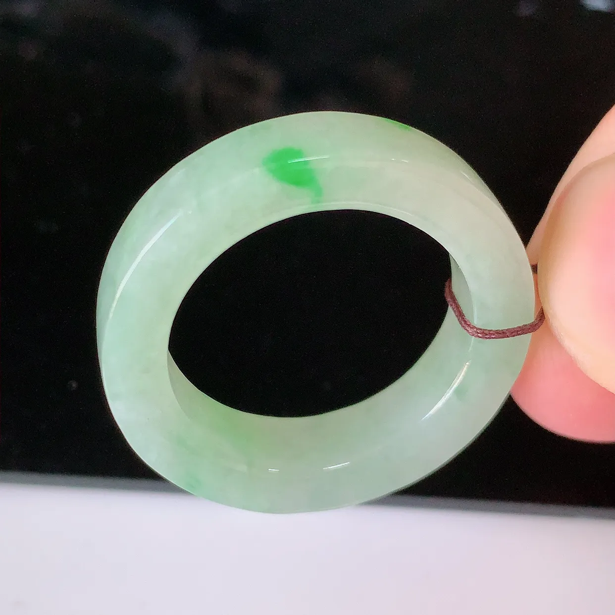 自然光实拍，20mm内径冰飘绿翡翠指环，玉戒指，玉质莹润，好精美好冰润的指环，23圈口，上手纤巧！#57.11尺寸20*5.8*4.2