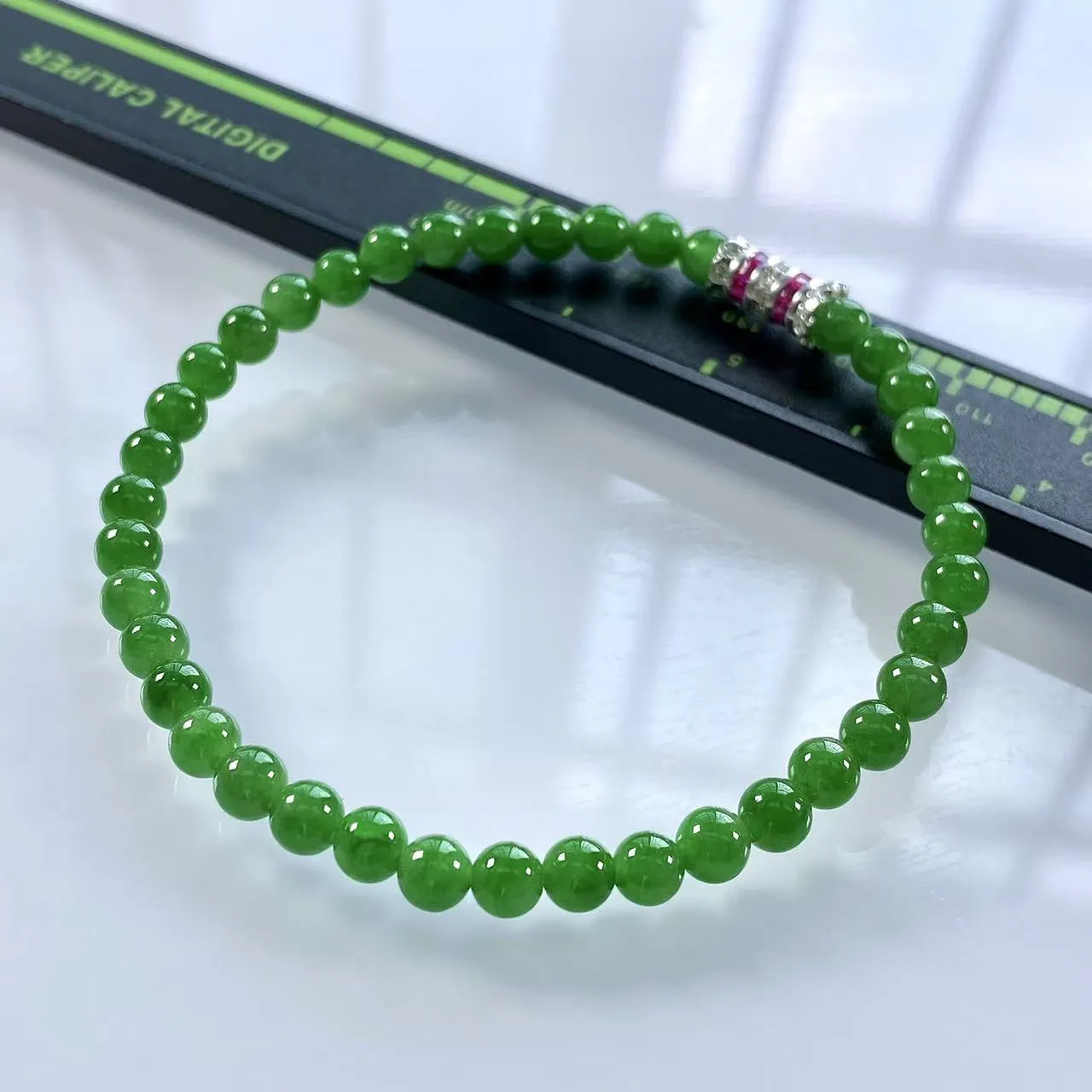 收藏级别，缅甸天然翡翠A货，卡4.8冰种起胶满绿帝王绿小米珠小圆珠手串手链，尺寸：4.8mm/39颗，长度182mm，重量：7.52g