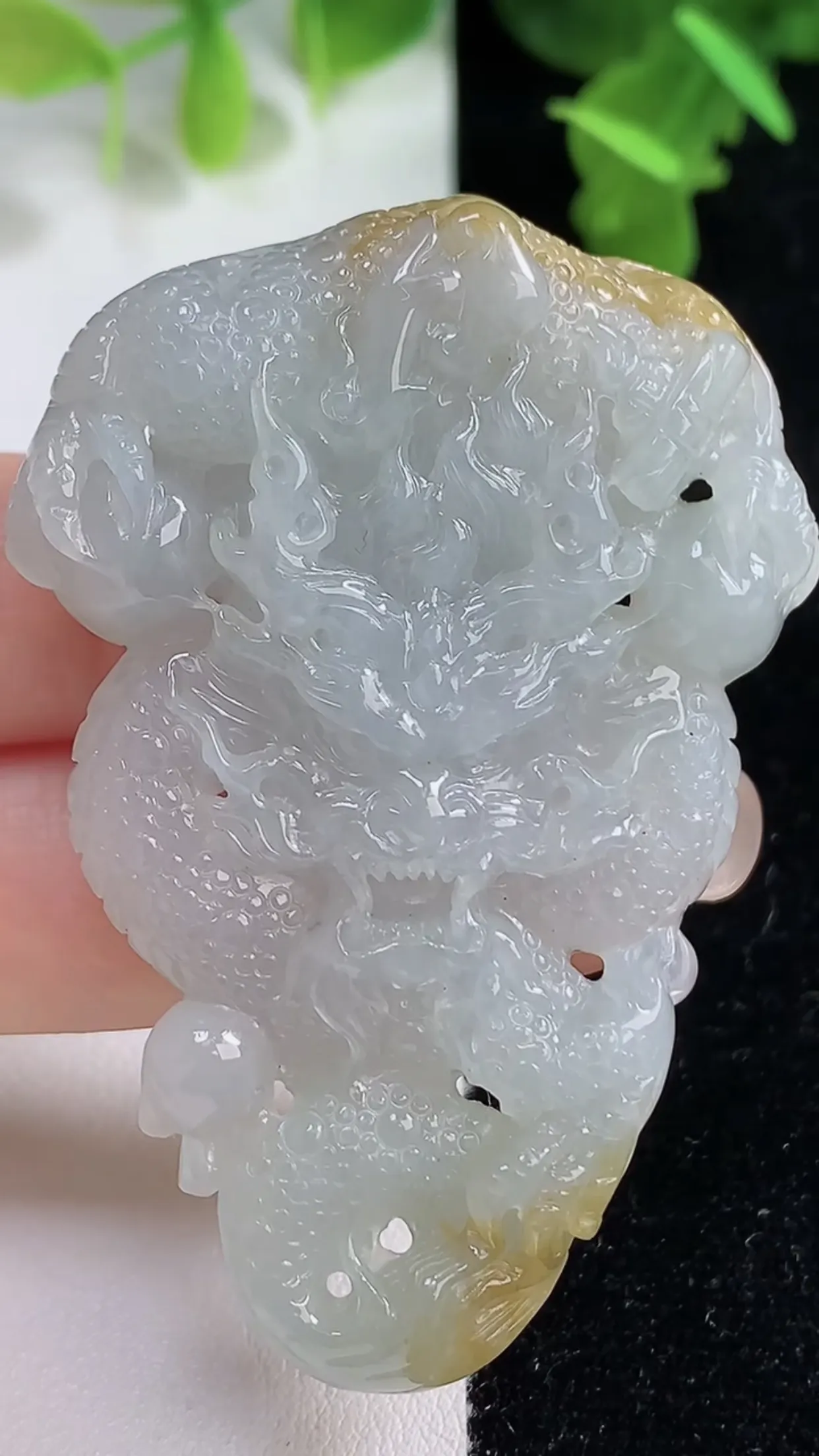 缅甸天然翡翠a货 老坑料起胶冰种 双彩飘黄翡霸气龙牌吊坠 大件厚装霸气 尺寸60.3-42-9.2mm  y 36.50