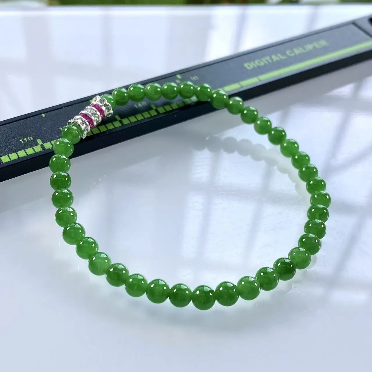 收藏级别，缅甸天然翡翠A货，卡4.8冰种起胶满绿帝王绿小米珠小圆珠手串手链，尺寸：4.8mm/39颗