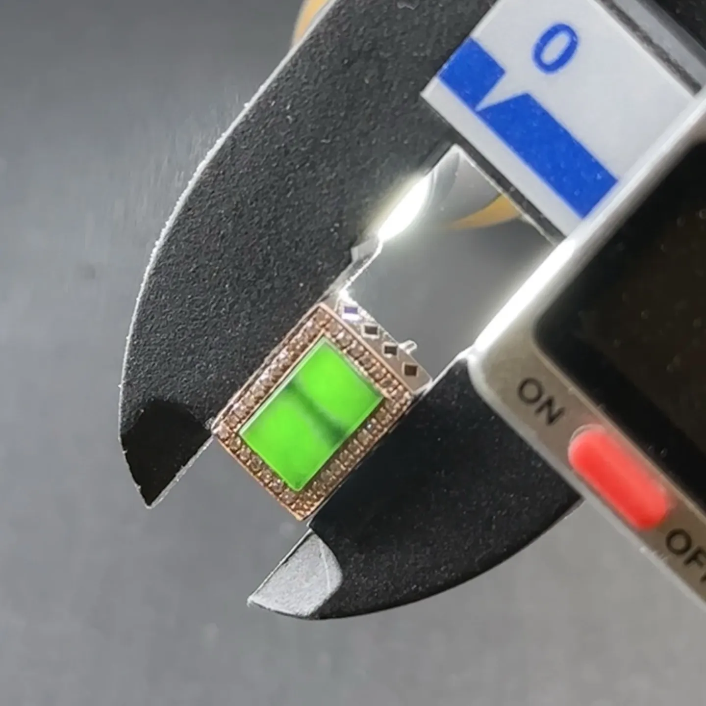 精品18k墨翠耳钉 满钻豪镶 打灯通透 油性十足 性价比超高