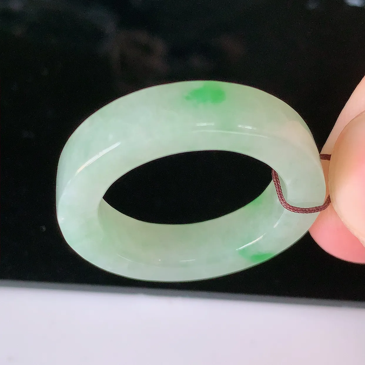 自然光实拍，20mm内径冰飘绿翡翠指环，玉戒指，玉质莹润，好精美好冰润的指环，23圈口，上手纤巧！#57.11尺寸20*5.8*4.2