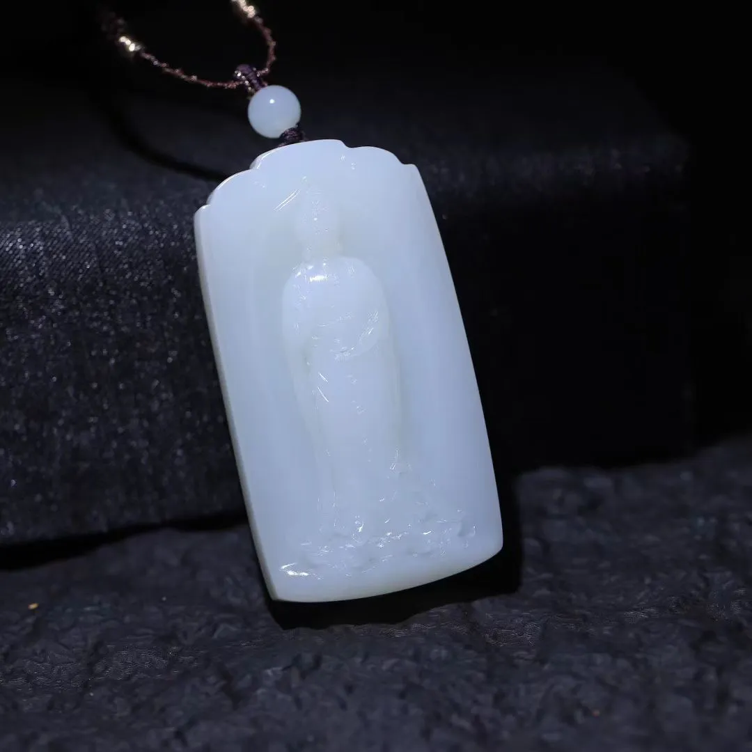 精品美物
【大日如来】和田老坑白玉羊脂白，凝润若脂，温润而泽，结构细糯。精心雕琢，意境幽生。滴水成佛，清灵佛境油然而生。方寸之间，天地无垠，一花一世界，一木一浮生，一方一净土，一叶一如来。
【规格】66-36-15mm，76g