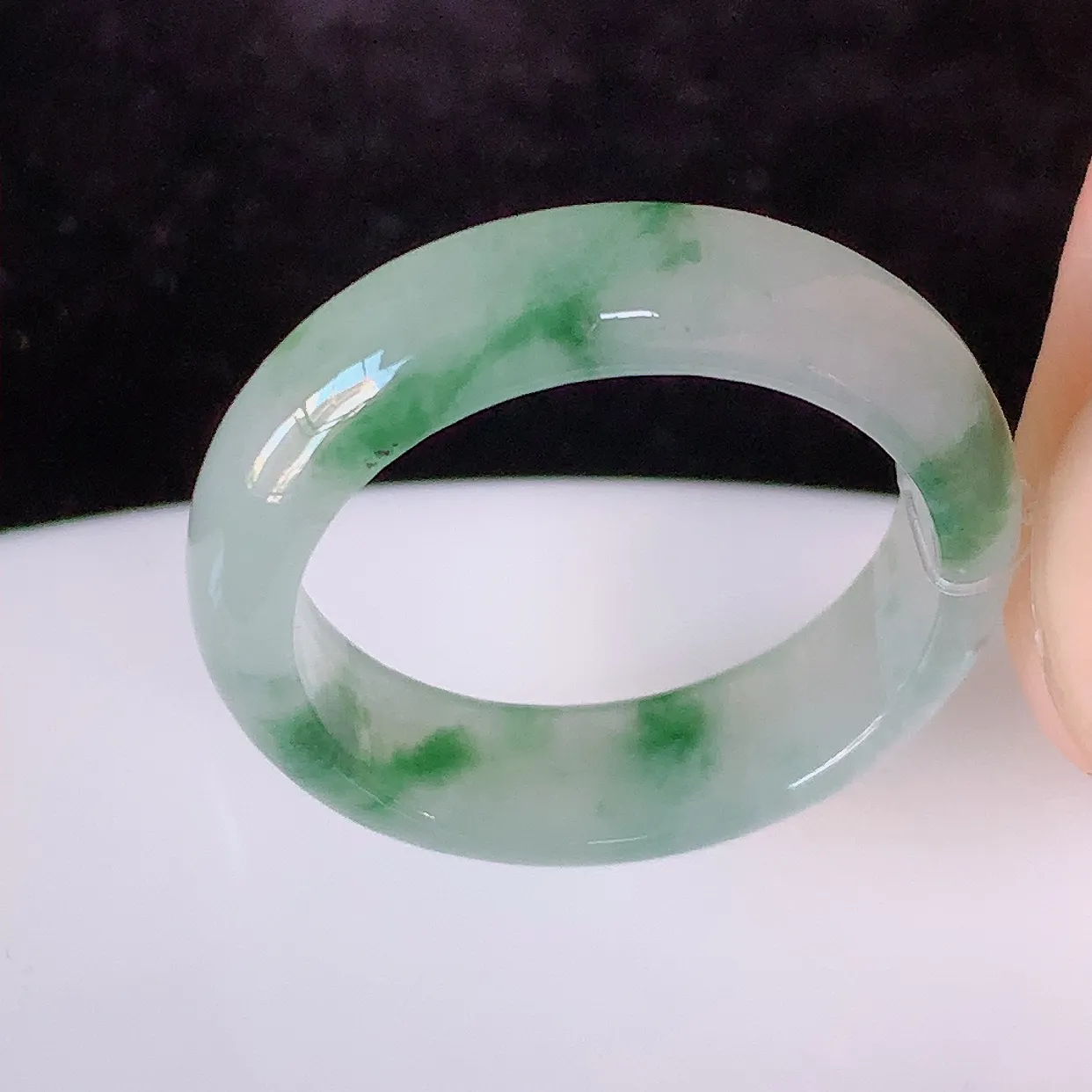 自然光实拍，18.2mm内径冰飘花翡翠指环，玉戒指，玉质莹润，好精美好冰润的指环，16圈口，上手纤巧