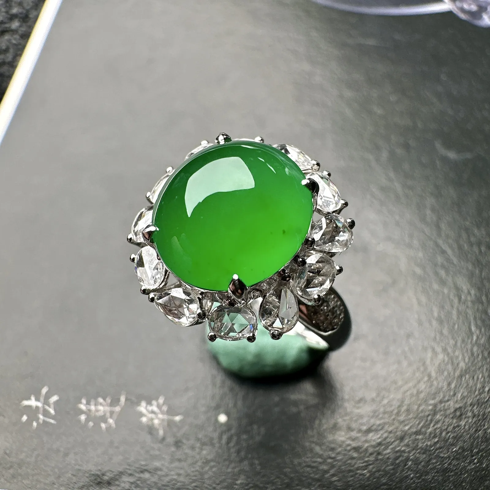 【冰种满绿蛋耳钉】种水上乘，阳绿色泽，纯净通透，收藏品质，18k金钻豪华镶嵌，裸石尺寸10.8*10.1*5.7毫米