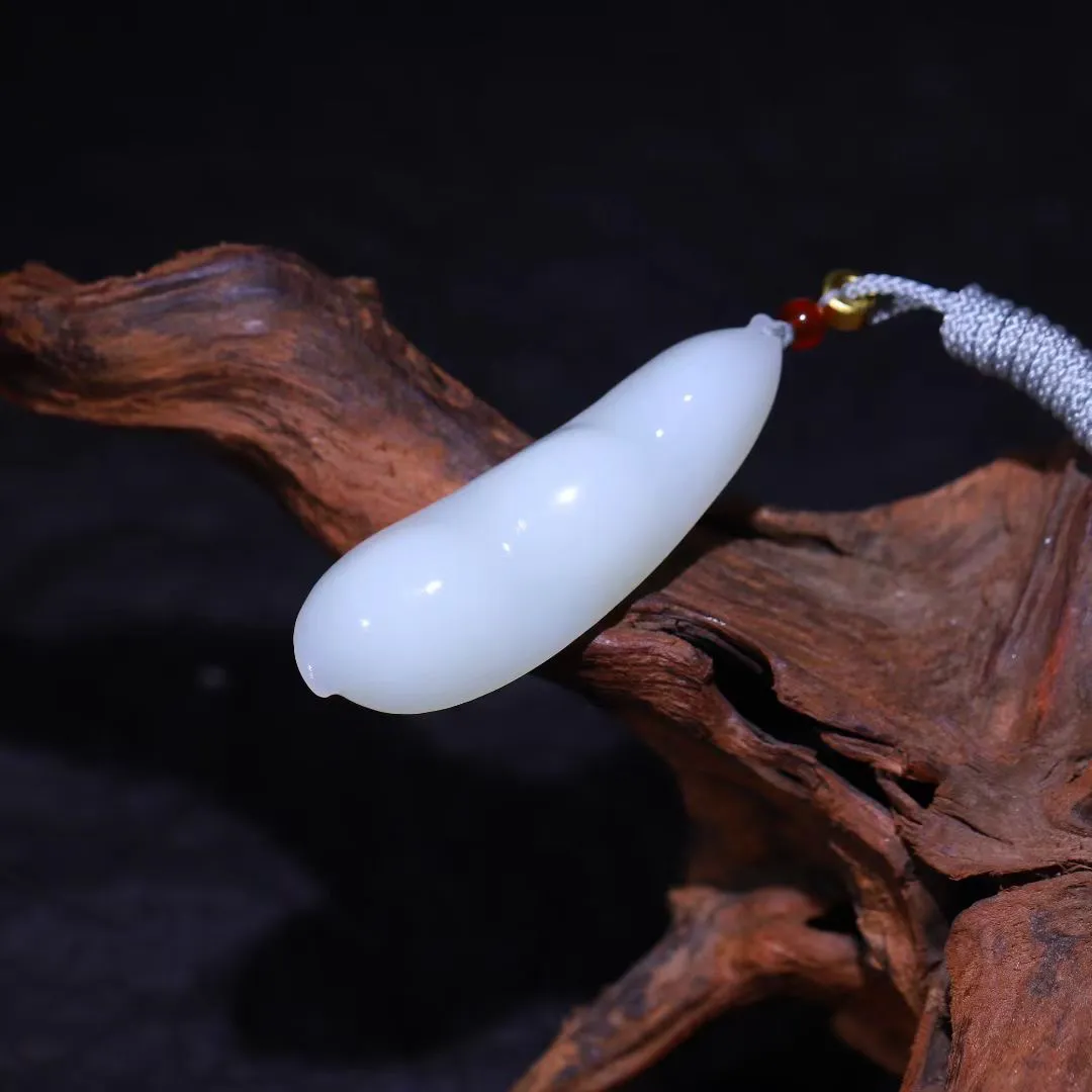 超值精品
【福豆】摹写自然生动，豆角刻画细致逼真，翩翩迎风摇清响，幻化自然人称奇。和田白玉，洁白无瑕
