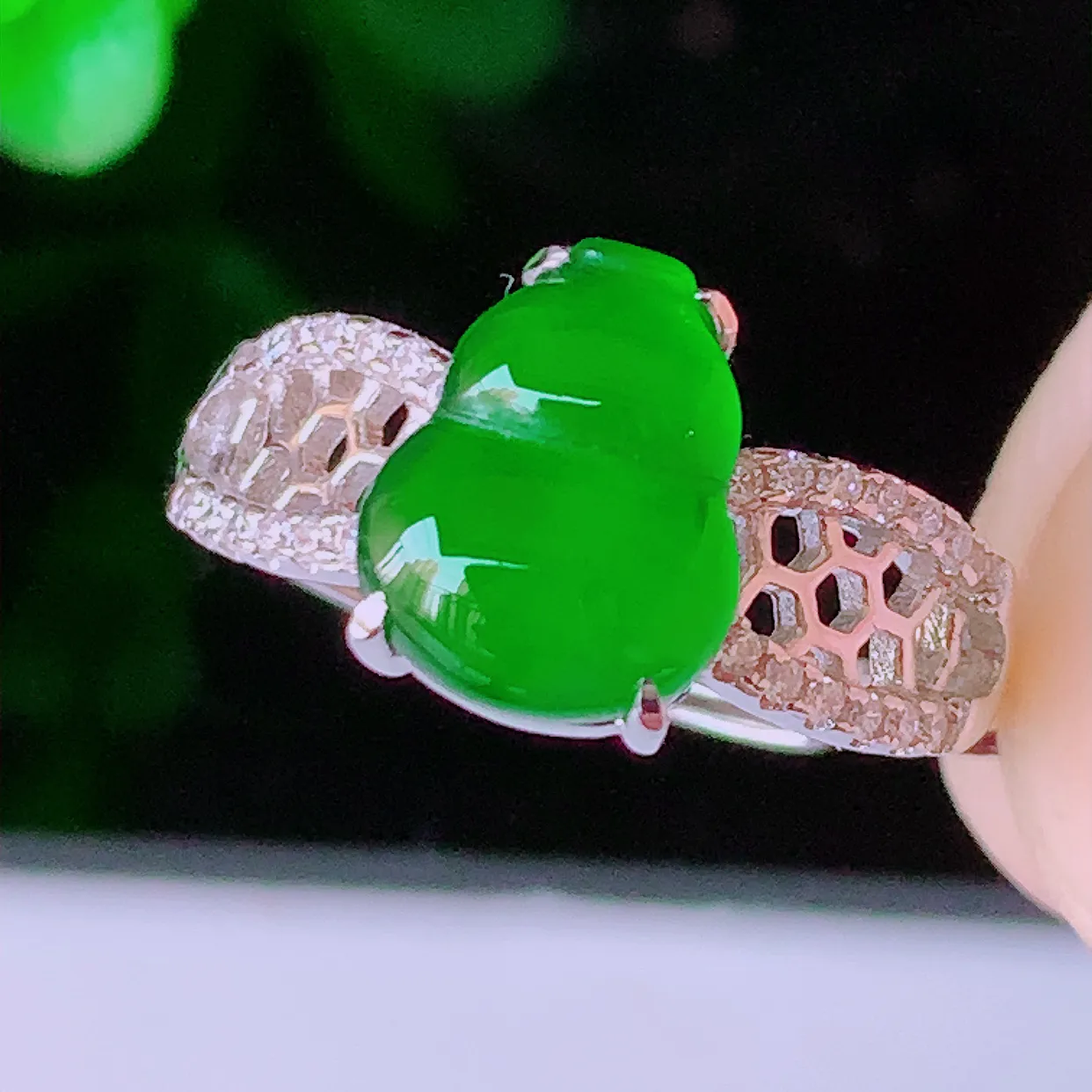 冰透满绿翡翠925银镶嵌葫芦戒指，自然光实拍，翠色灵动，颜色漂亮，种老水足，品相佳，佩戴佳品！#97