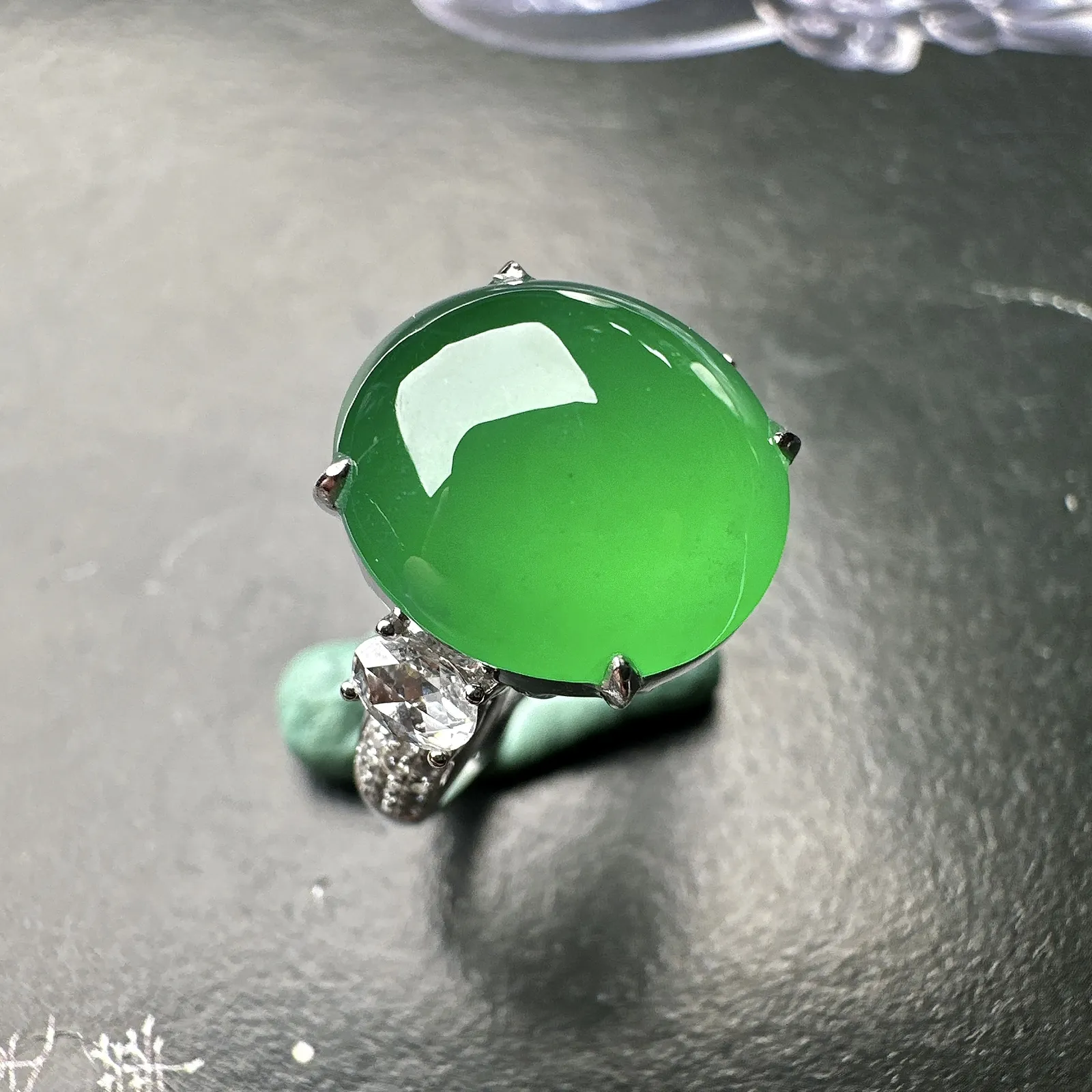 【冰种满绿蛋戒指】简单镶嵌款，种水上乘，阳绿色泽，纯净通透，收藏品质，18k金钻豪华镶嵌，裸石尺寸1