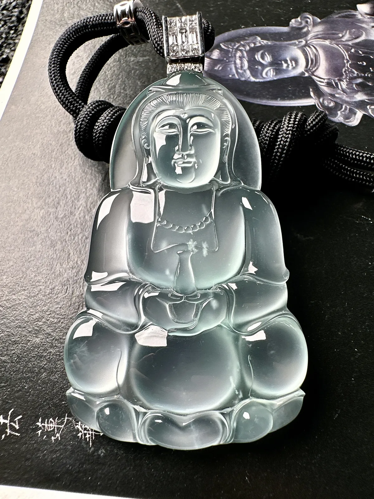 【玻璃种观音吊坠】质地细腻，冰润透亮，光泽出众，冰感十足，收藏品质，18k金钻镶嵌，裸石尺寸60.7
