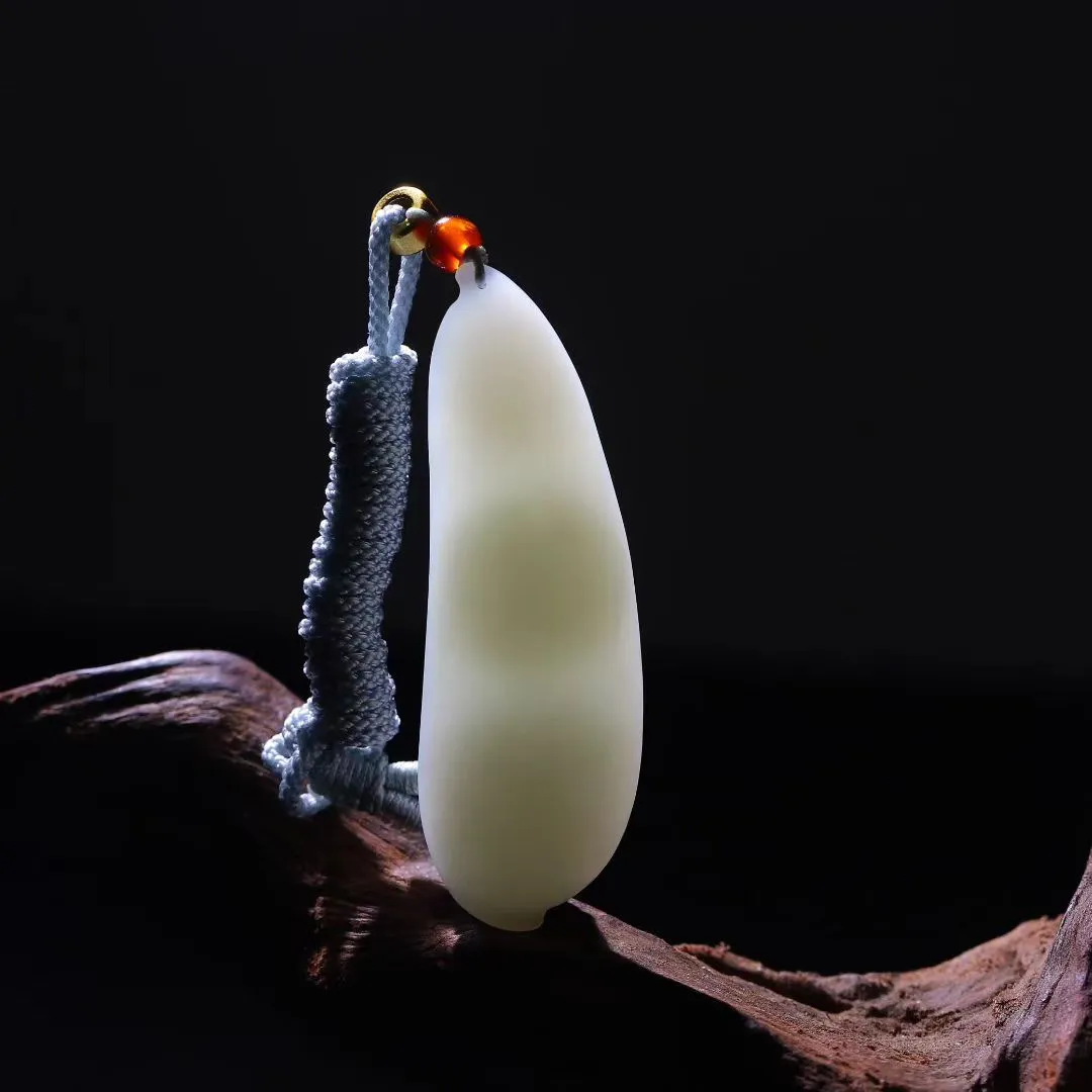 超值精品
【福豆】摹写自然生动，豆角刻画细致逼真，翩翩迎风摇清响，幻化自然人称奇。和田白玉，洁白无瑕，冰透细腻，造型摇曳灵动、无上贵重珍品、俗称福豆；连中三元，福、禄、寿三者齐全，多子多福，四季发财，吉祥如意。
【规格】62-22-13mm，24.5g