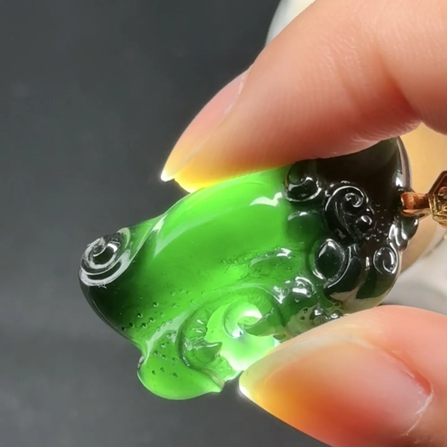精品18k瑞兽头 种好色正 黑度极好 打灯通透 油性十足