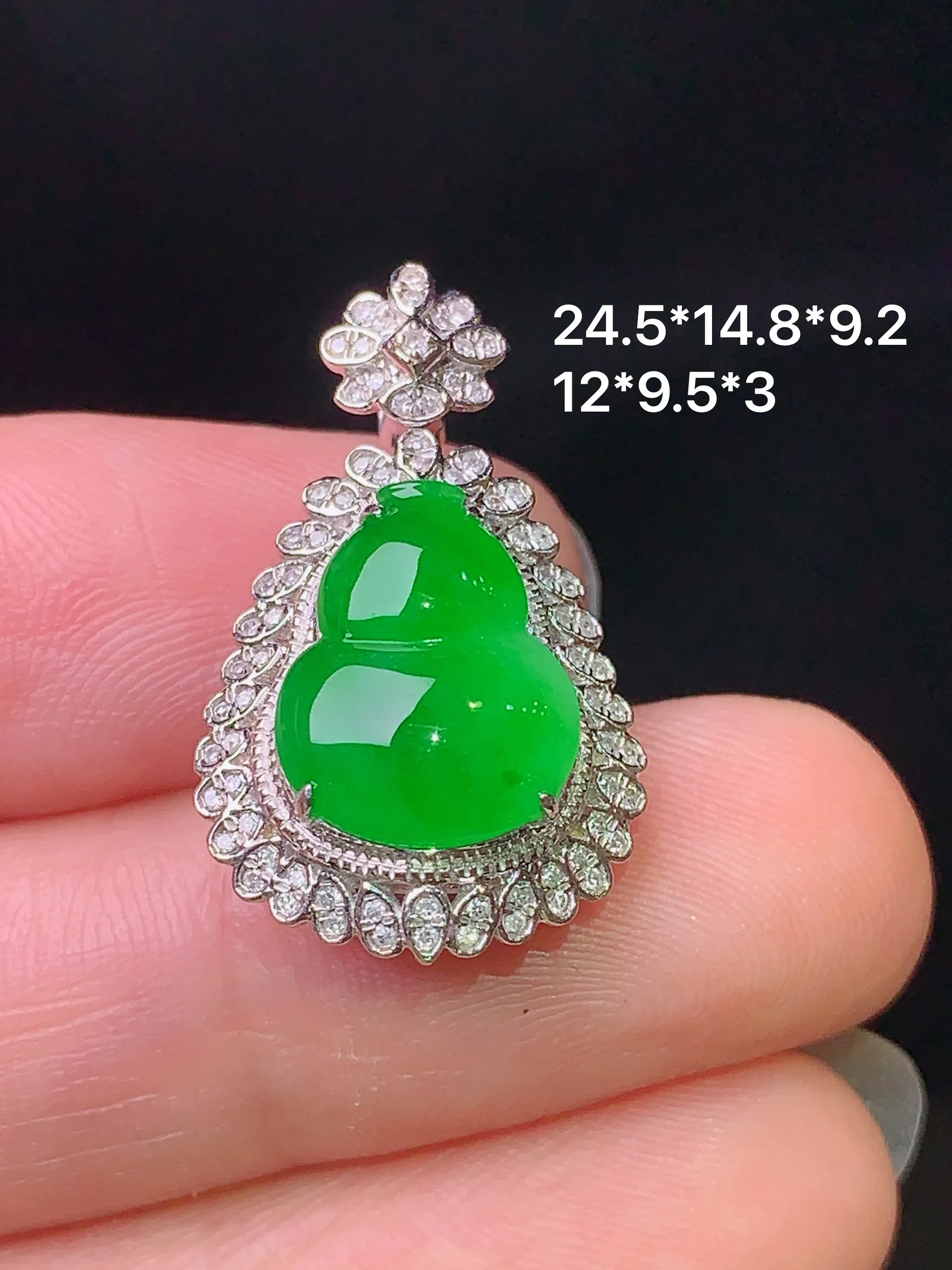 18k金钻镶嵌满绿葫芦吊坠 玉质细腻 色泽清新艳丽 整体尺寸24.5*14.8*9.2