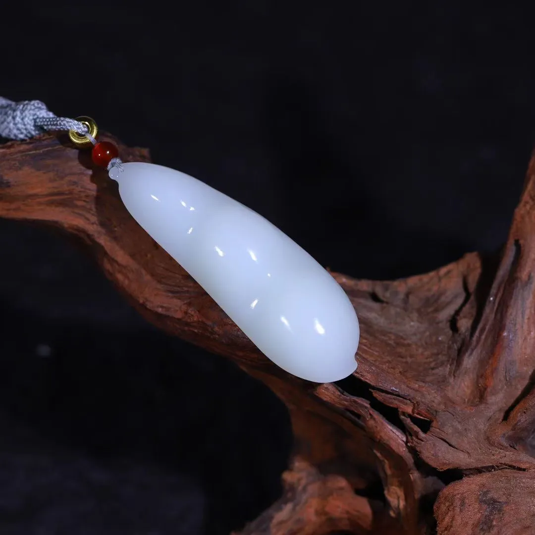 超值精品
【福豆】摹写自然生动，豆角刻画细致逼真，翩翩迎风摇清响，幻化自然人称奇。和田白玉，洁白无瑕，冰透细腻，造型摇曳灵动、无上贵重珍品、俗称福豆；连中三元，福、禄、寿三者齐全，多子多福，四季发财，吉祥如意。
【规格】62-22-13mm，24.5g