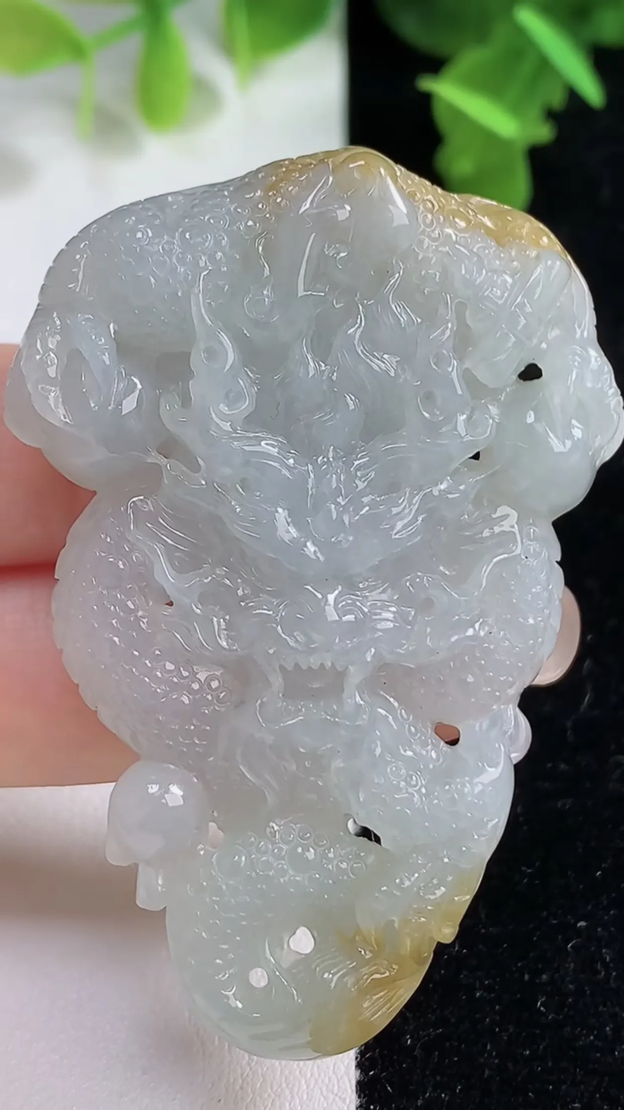 缅甸天然翡翠a货 老坑料起胶冰种 双彩飘黄翡霸气龙牌吊坠 大件厚装霸气 尺寸60.3-42-9.2mm  y 36.50