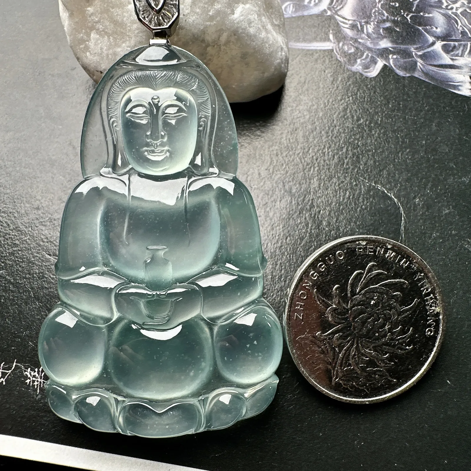 【玻璃种飘花观音吊坠】质地细腻，冰润透亮，光泽出众，冰感十足，收藏品质，18k金钻镶嵌，裸石尺寸56.2*35.9*6毫米