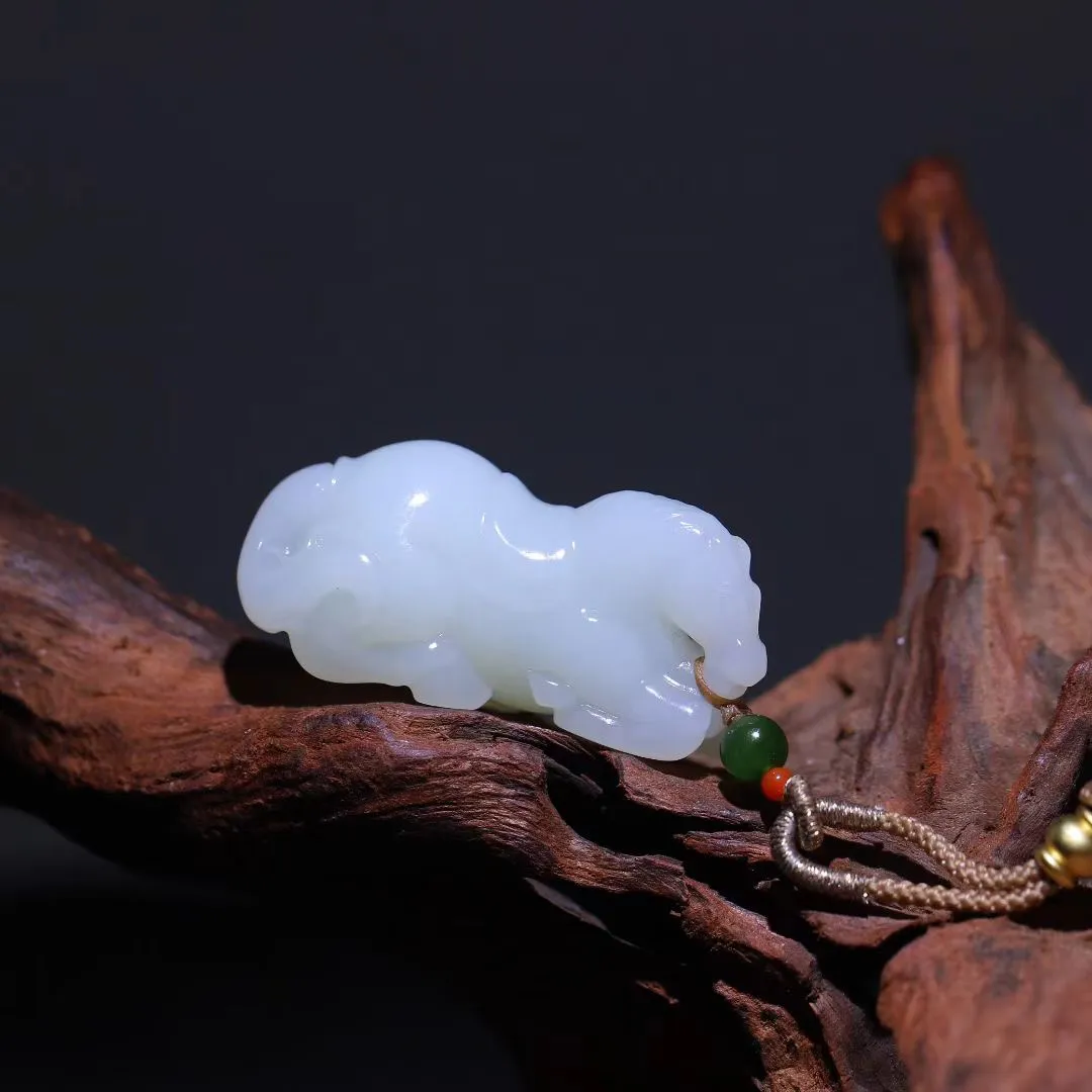 祥瑞臻品
【马~丰年载福】和田羊脂白玉精雕瑞马，玉质凝若羊脂膏腴，透光处泛起蜜蜡般柔晕。马身圆润如满