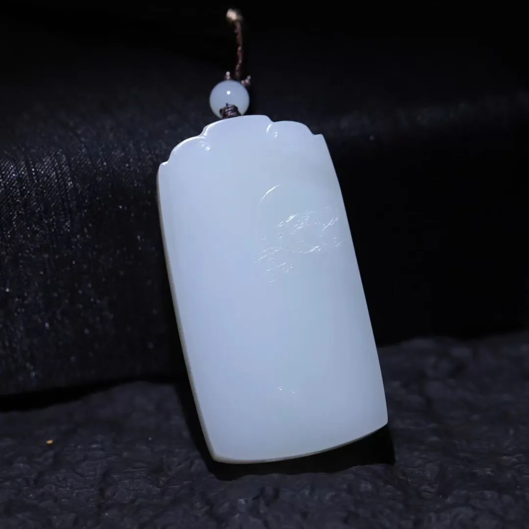 精品美物
【大日如来】和田老坑白玉羊脂白，凝润若脂，温润而泽，结构细糯。精心雕琢，意境幽生。滴水成佛，清灵佛境油然而生。方寸之间，天地无垠，一花一世界，一木一浮生，一方一净土，一叶一如来。
【规格】66-36-15mm，76g