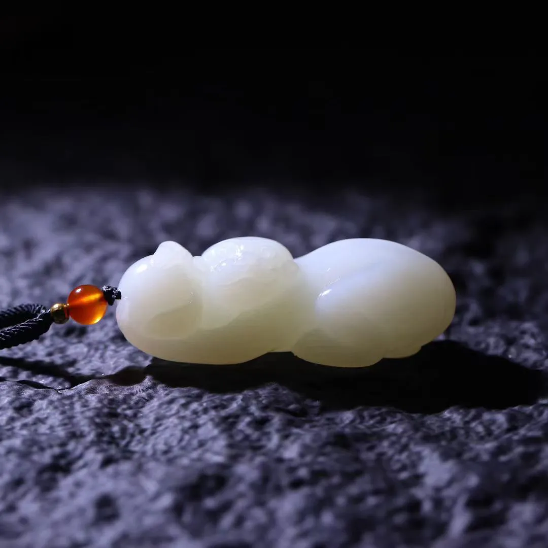 精品美物
【灵猴献寿】精品羊脂白玉，玉质细腻温润，白度油性皆上品，雕工细致，意象丰富，猴子手托寿桃，扭头回望，精致灵动，福寿双全；此物寓意佳：猴为长寿之象征，福气满满，财福双至！
【规格】54-24-18mm，37g