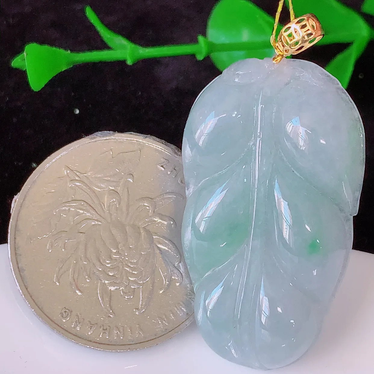 18K金镶嵌冰胶春带彩翡翠叶子吊坠 ，种水足，色泽清新，工艺精湛，叶子寓意美好；金枝玉叶，事业有成。#35.11