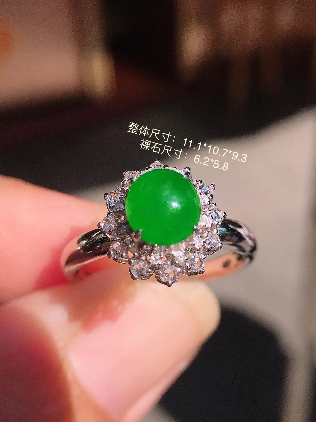 阳绿蛋面戒指，色泽均匀艳丽，玉质细腻，荧光感超
强，饱满圆润，尽显优雅气质，18k
金豪华镶嵌