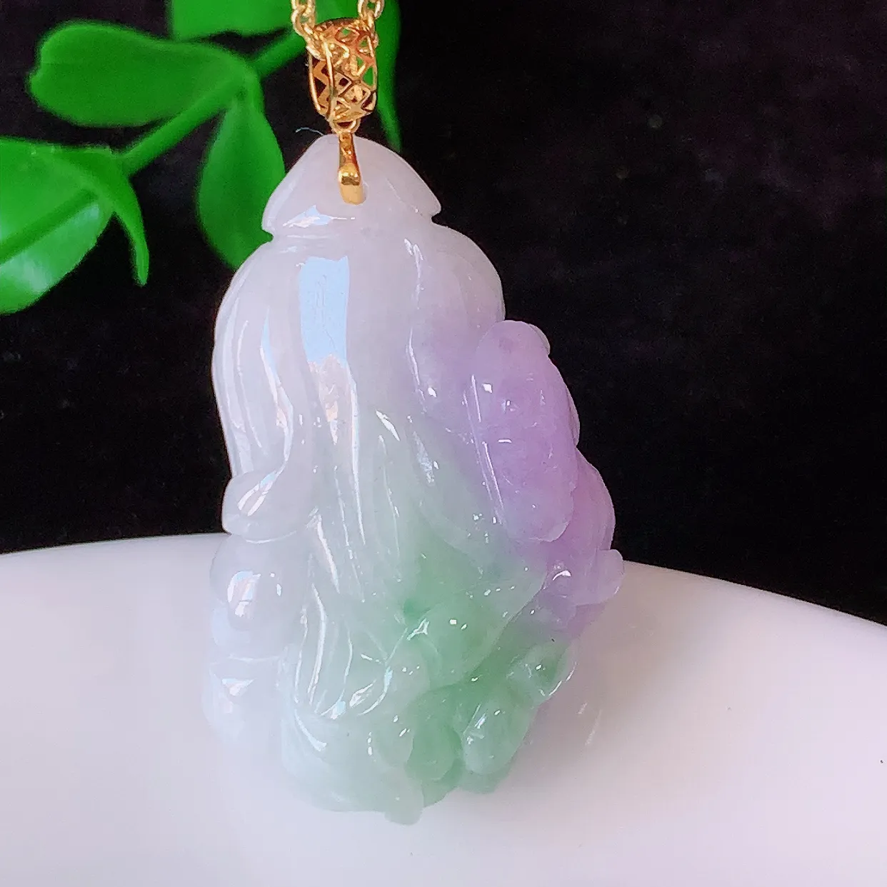 18K金镶嵌冰春带彩翡翠招百财白菜吊坠，三彩，百财聚来，财源滚滚，色泽鲜艳，精工水润的白菜，性价比高！#1.11
