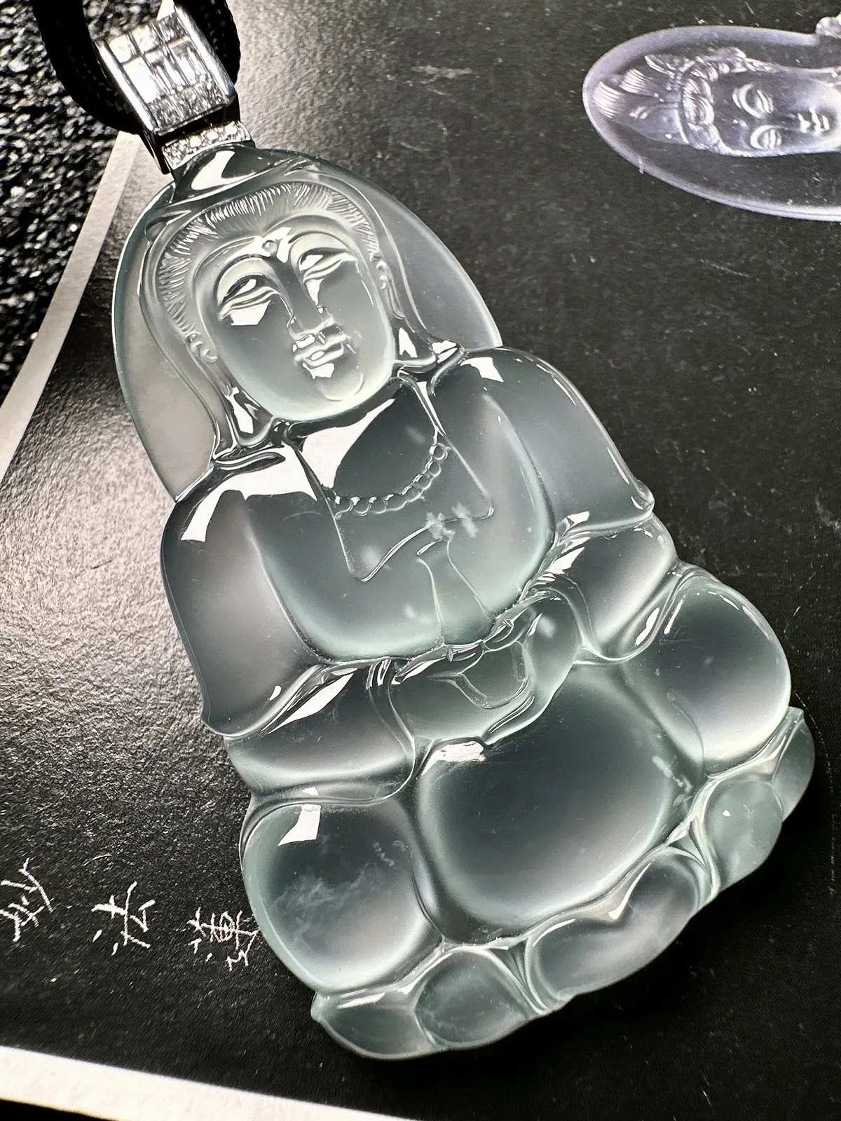 【玻璃种观音吊坠】质地细腻，冰润透亮，光泽出众，冰感十足，收藏品质，18k金钻镶嵌，裸石尺寸60.7*39.5*6.4毫米