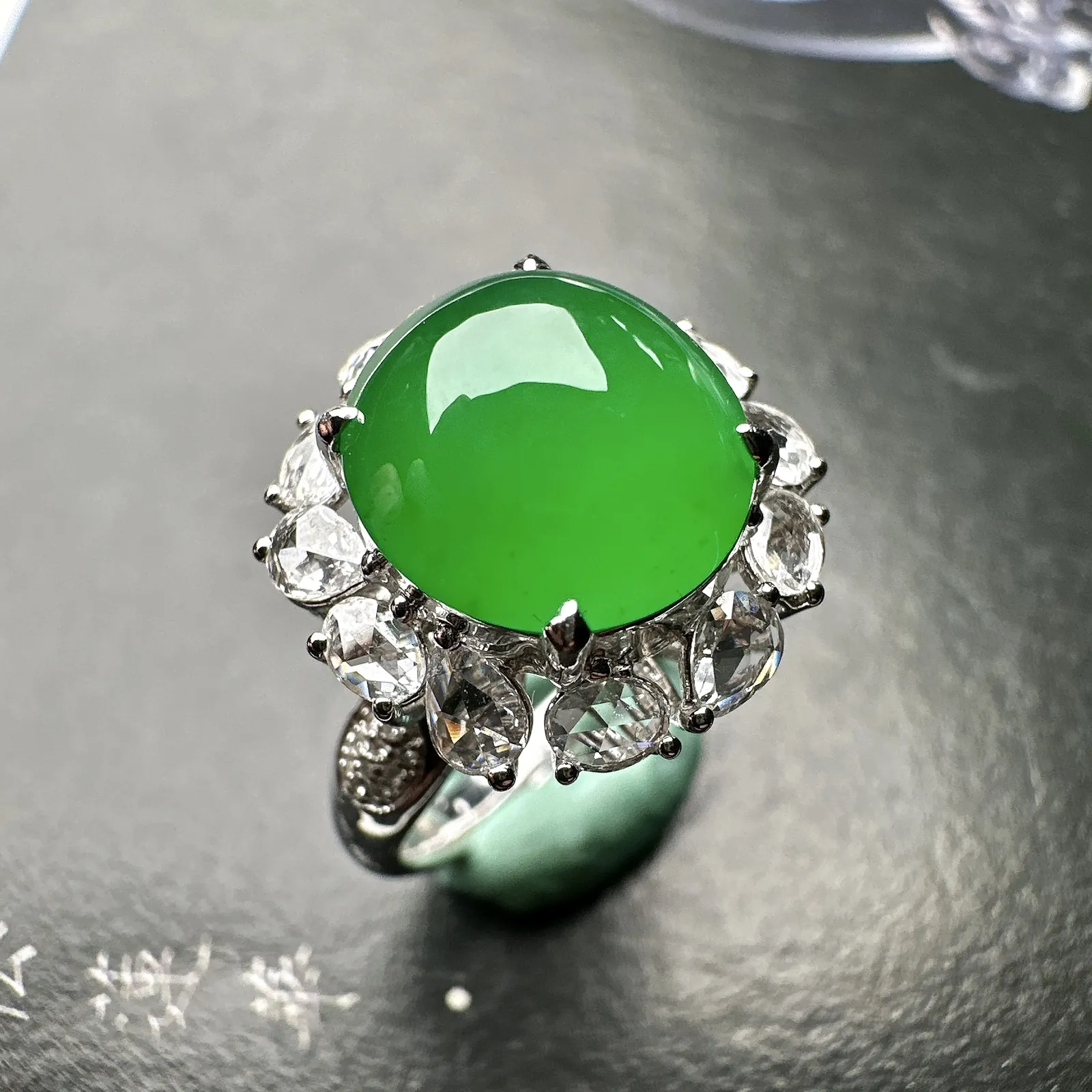 【冰种满绿蛋耳钉】种水上乘，阳绿色泽，纯净通透，收藏品质，18k金钻豪华镶嵌，裸石尺寸10.8*10