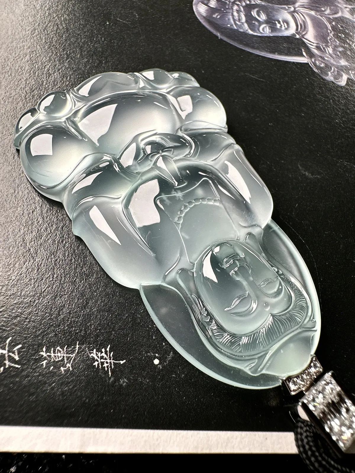 【玻璃种观音吊坠】质地细腻，冰润透亮，光泽出众，冰感十足，收藏品质，18k金钻镶嵌，裸石尺寸60.7*39.5*6.4毫米