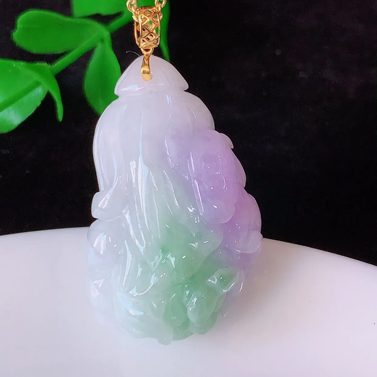 18K金镶嵌冰春带彩翡翠招百财白菜吊坠，三彩，百财聚来，财源滚滚，色泽鲜艳，精工水润的白菜，性价比高！#1.11