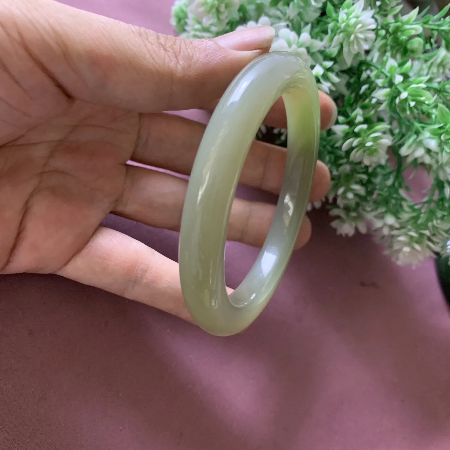 圈口63宽10.3mm重58.5g，和田玉63圈口翠青手镯，玉质特细腻油润，高脂粉，高品质，萦绕腕间时，古韵不失时尚，素雅不失品味，细腻光滑的触感，使人沉醉，气质高雅
