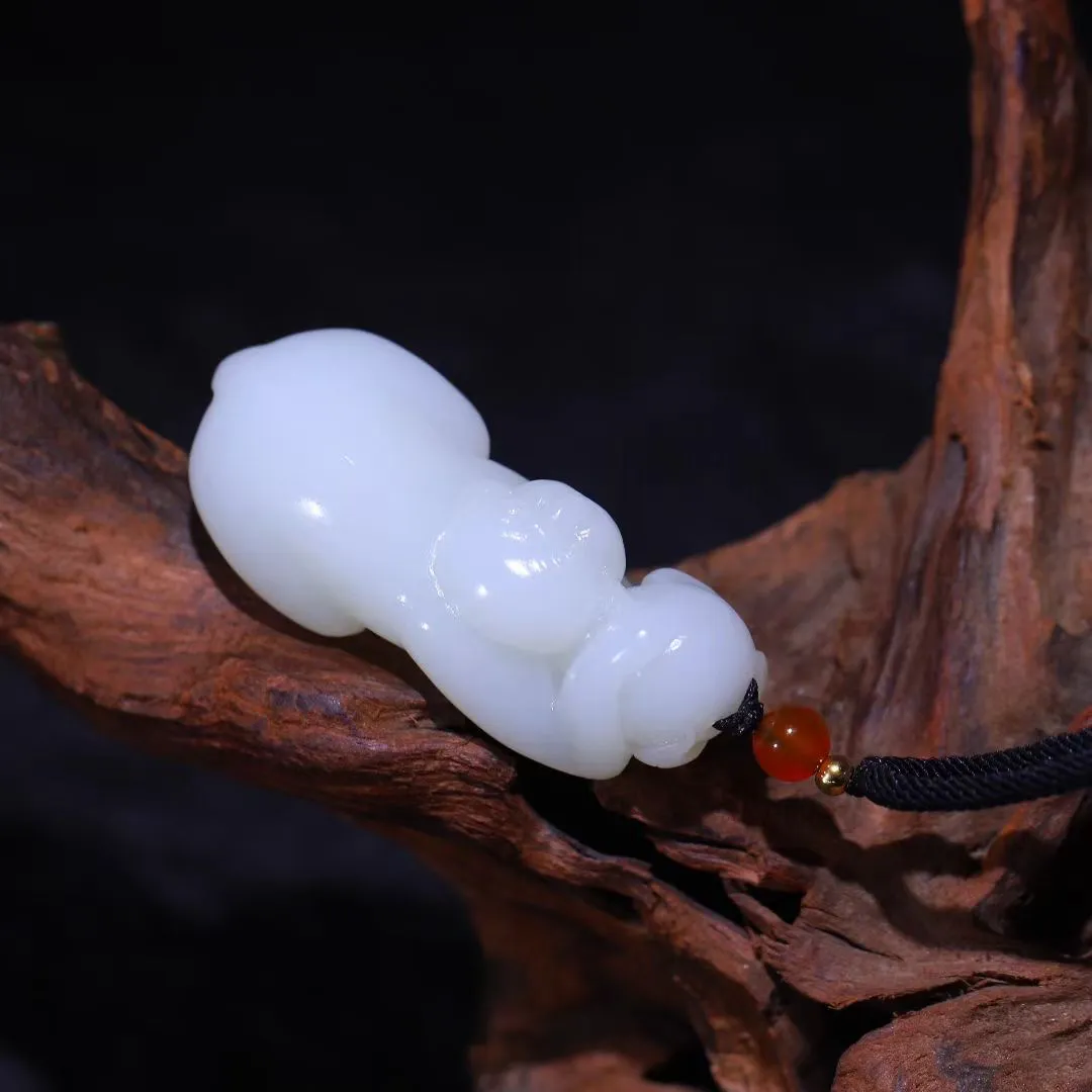 精品美物
【灵猴献寿】精品羊脂白玉，玉质细腻温润，白度油性皆上品，雕工细致，意象丰富，猴子手托寿桃，