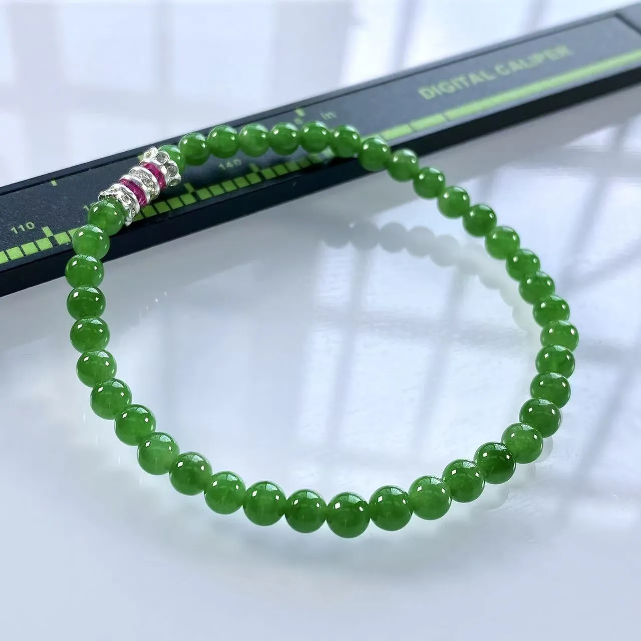 收藏级别，缅甸天然翡翠A货，卡4.8冰种起胶满绿帝王绿小米珠小圆珠手串手链，尺寸：4.8mm/39颗，长度182mm，重量：7.52g