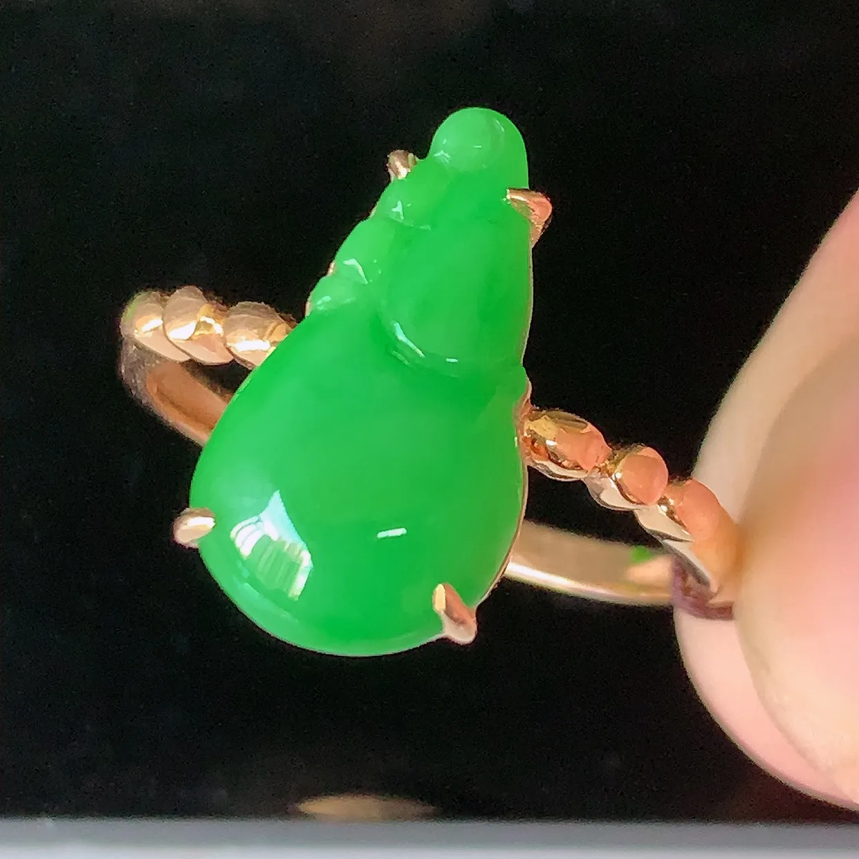 自然光实拍 18K金精工镶嵌翡翠满绿葫芦戒指，玉质细腻，翡翠色泽均匀，艳丽饱满，款式高贵大气，16圈口，上手亮眼，#01.11戒指整体22*17.5*4.5裸石15*8.5