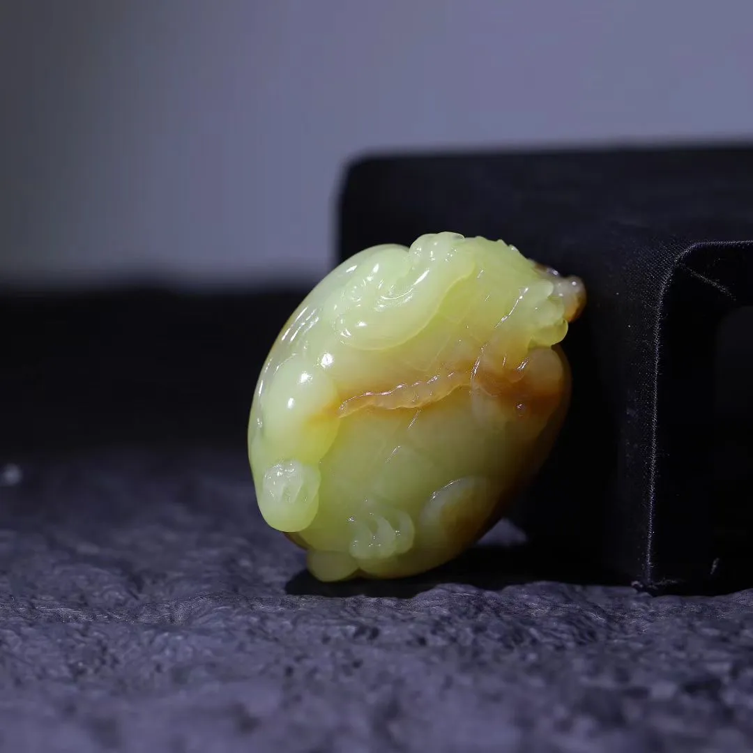 【龙龟】精致的‮款一‬黄口龙龟把件，玉质油‮，润‬结构紧致，形‮饱制‬满圆润，寓‮富意‬贵长寿，56-42-27mm，91.5g