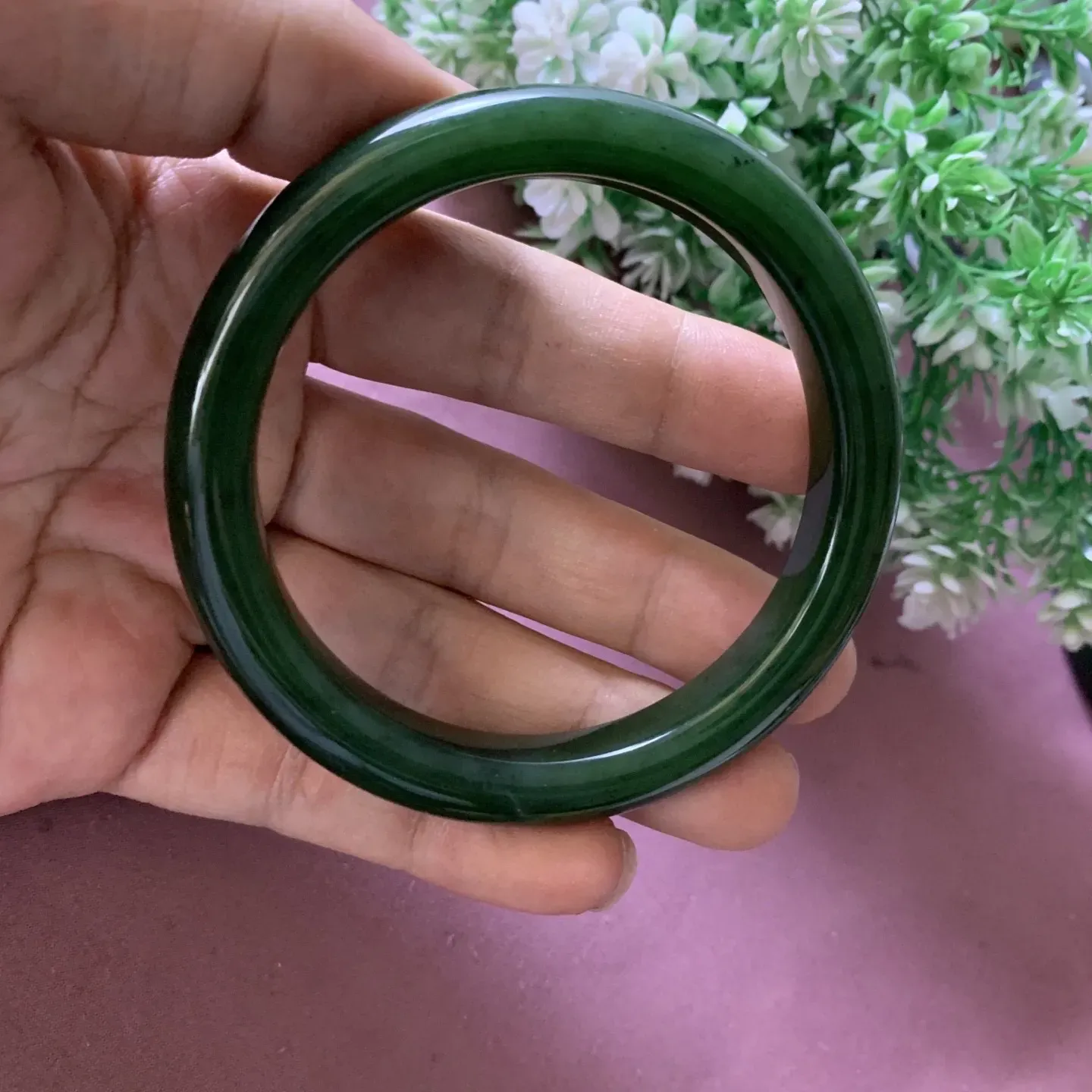 和田玉碧玉61圈口菠菜绿手镯，玉质特细腻油润高脂粉，高品质，萦绕腕间时，古韵不失时尚，素雅不失品味，细腻光滑的触感，使人沉醉，气质高雅