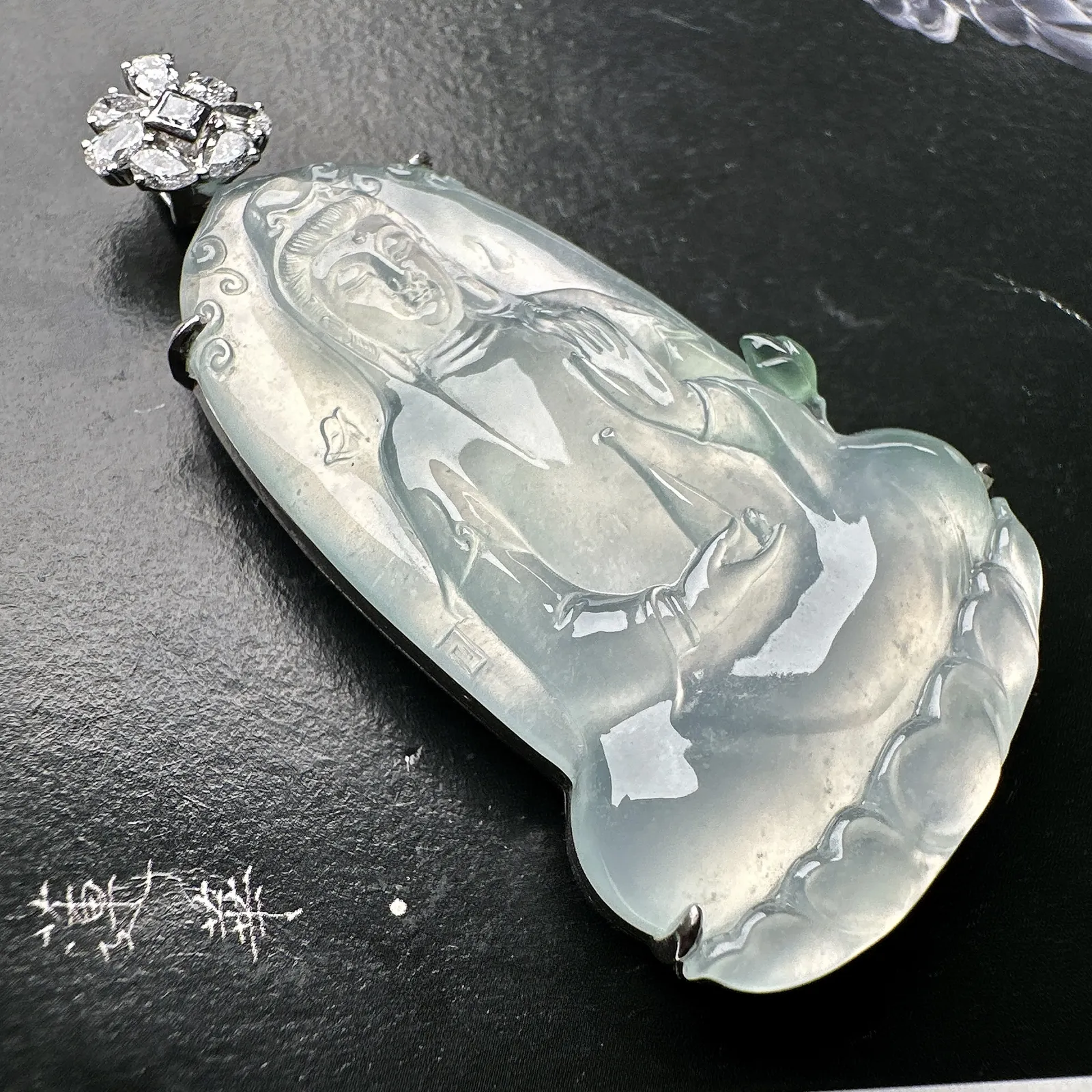 【冰种飘花素衣观音】种地优秀，通透闪亮，起光的料子，厚度很好，18k金钻镶嵌，裸石尺寸50*32.1*6毫米