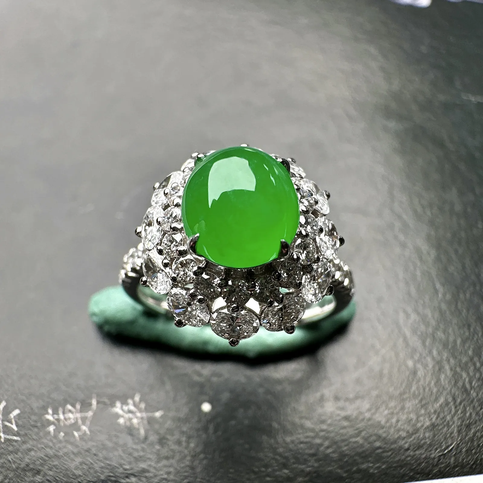 【冰种满绿蛋戒指】种水上乘，阳绿色泽，纯净通透，收藏品质，18k金钻豪华镶嵌，裸石尺寸7.7*7*4