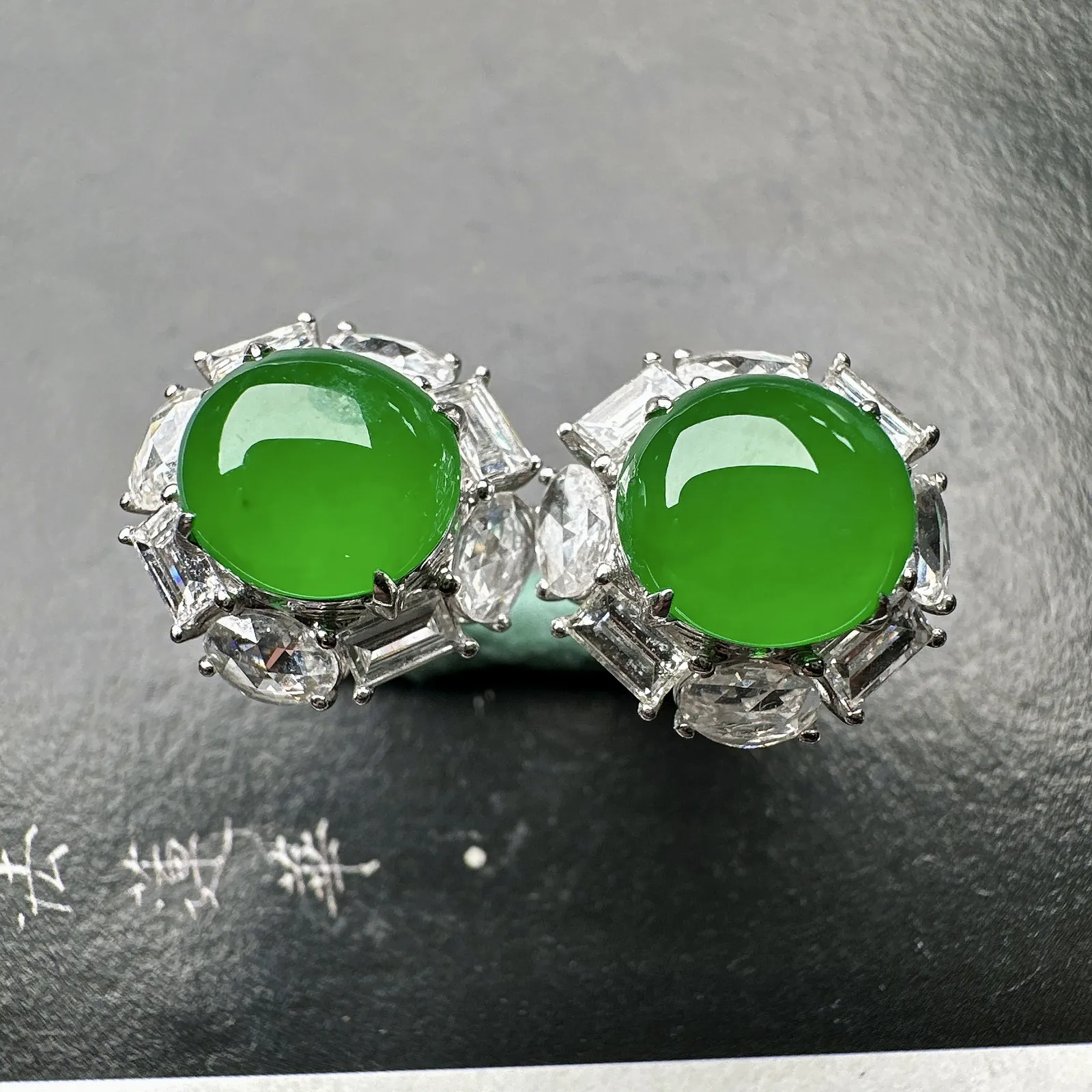【冰种满绿蛋耳钉】种水上乘，阳绿色泽，纯净通透，收藏品质，18k金钻豪华镶嵌，裸石尺寸8.8*8.4
