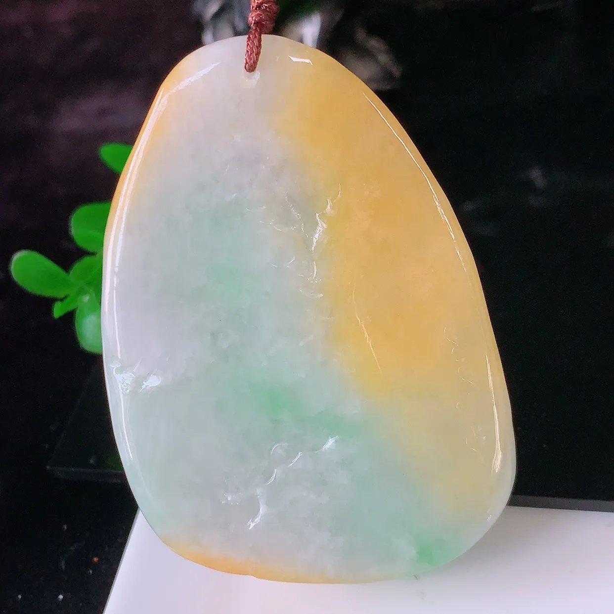 自然光实拍，特色黄加绿翡翠山水牌、悟道吊坠，三彩翡翠山水，立体生动形象，山水素材布局合理，意境感佳，