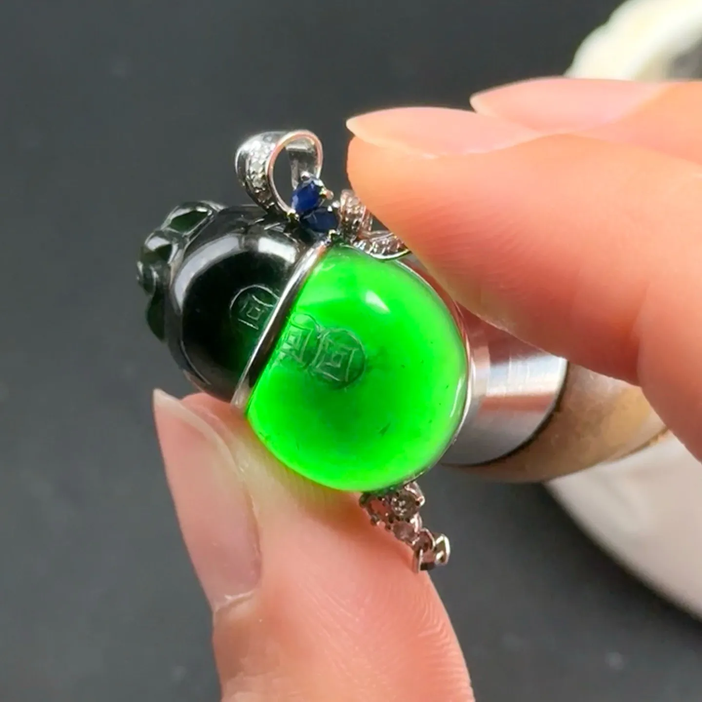 精品18k墨翠葫芦吊坠 种好色正 黑度极好 打灯通透 油性十足