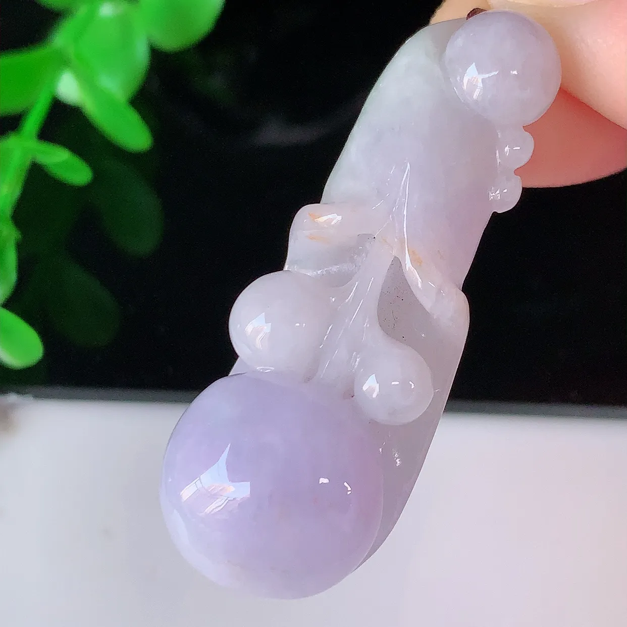自然光实拍，冰润紫罗兰翡翠玉兰花吊坠，种老水足，雕工精湛 ，寓意美好，佩戴时尚出众！#57.13