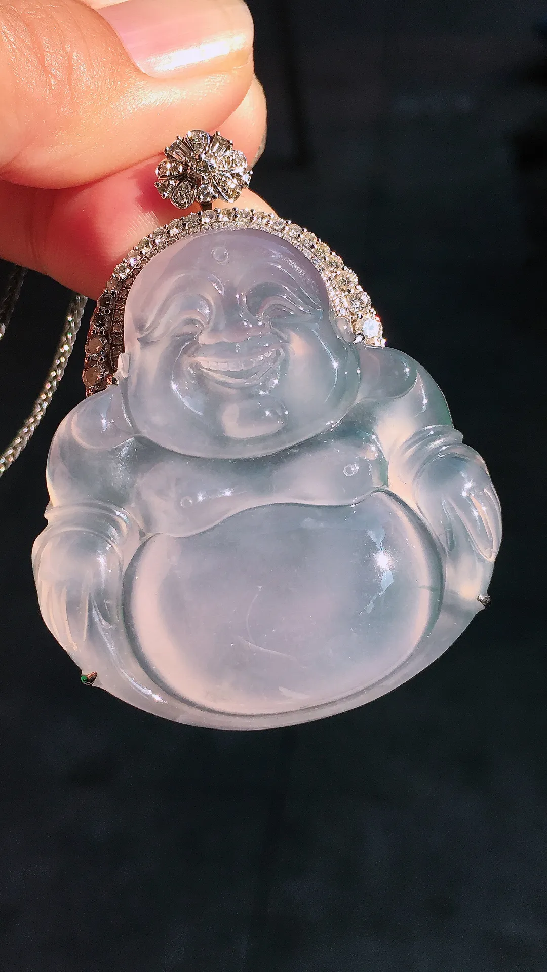 冰种佛公吊坠，玉质细腻，荧光感超
强，饱满圆润，尽显优雅气质，18k
金豪华镶嵌