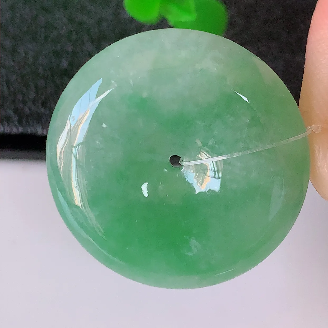 自然光实拍，冰胶满绿翡翠平安扣吊坠，翠色灵动，种老水足，寓意好，品相佳，佩戴佳品！#49.13