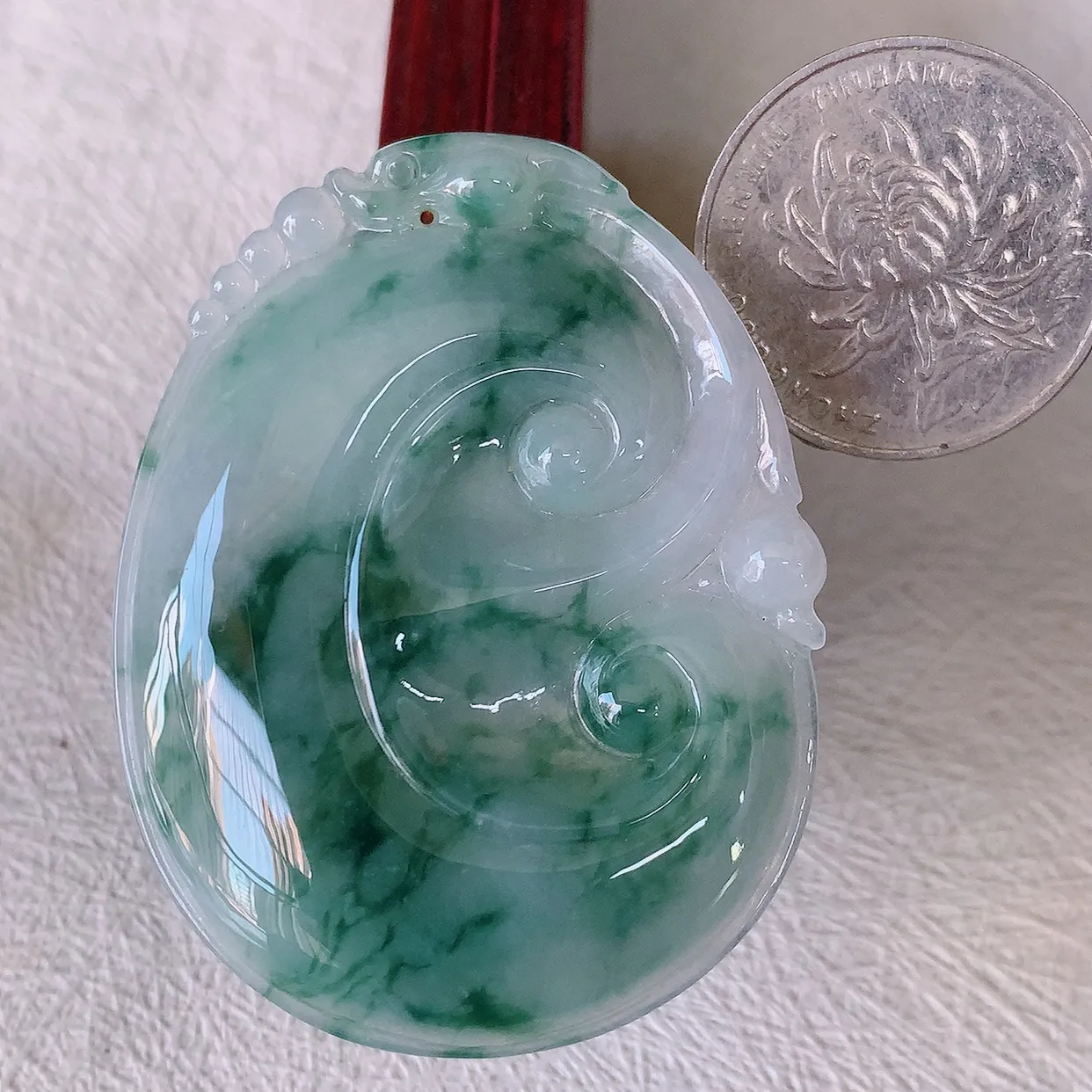 自然光实拍，大件冰飘花翡翠如意吊坠，冰透，翠色灵动，饱满，万事如意，如意一生，配戴精美！#46.13